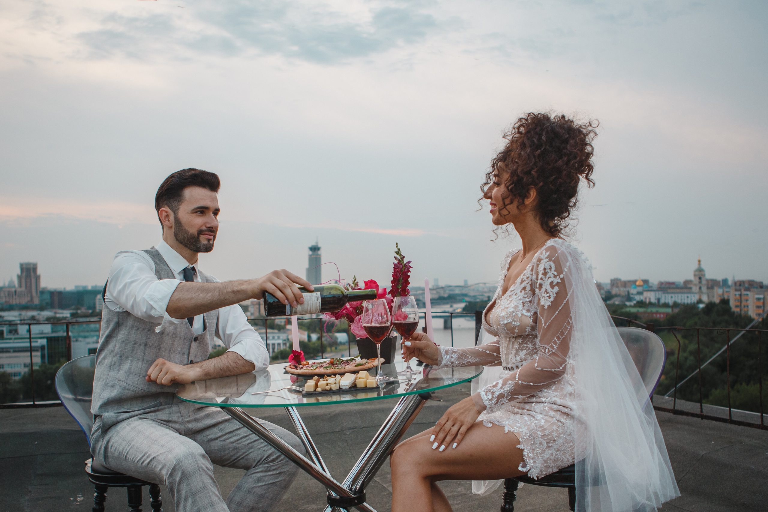 Романтический ужин на крыше высотки на закате