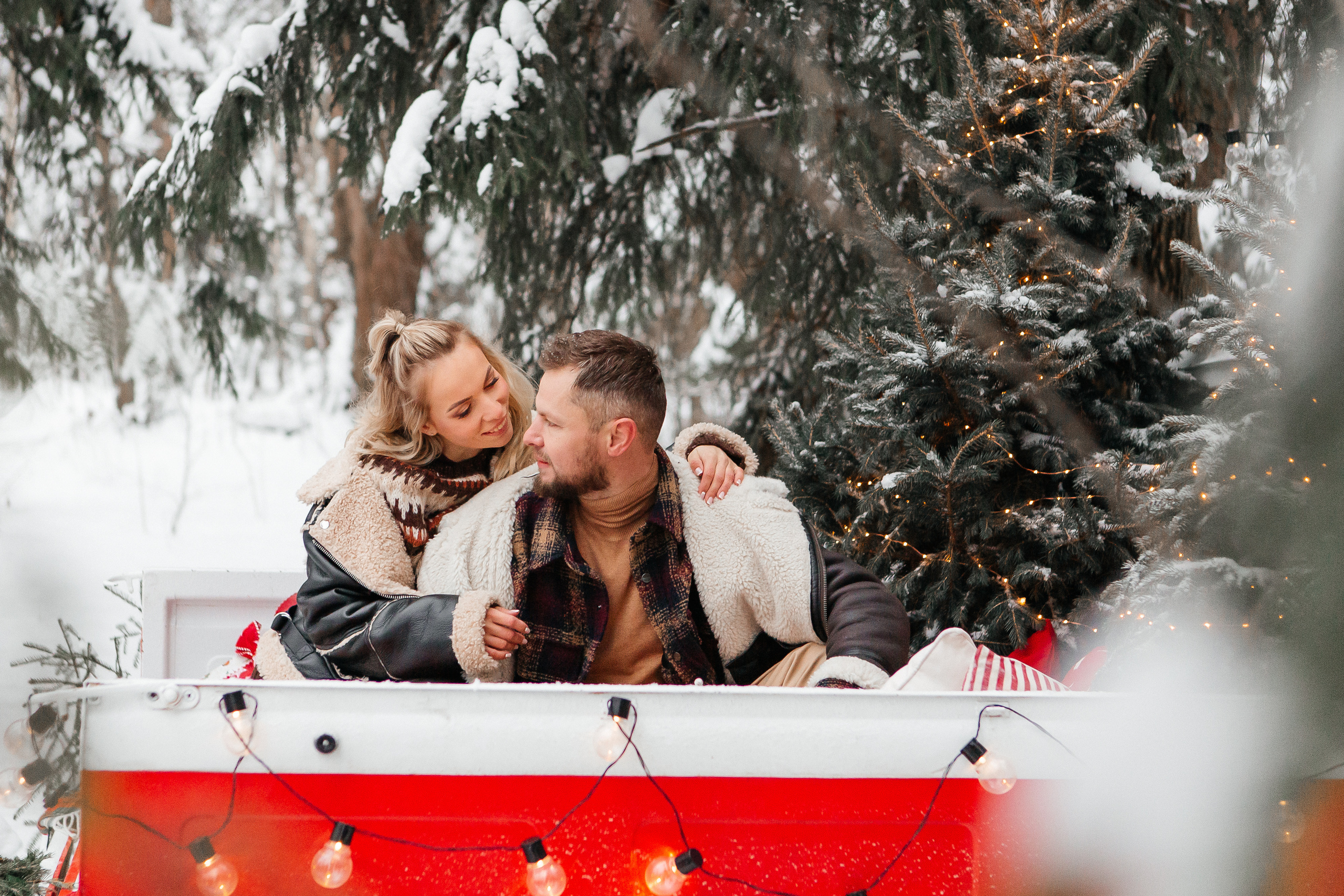Зимняя фотосессия в лесу с красной машиной