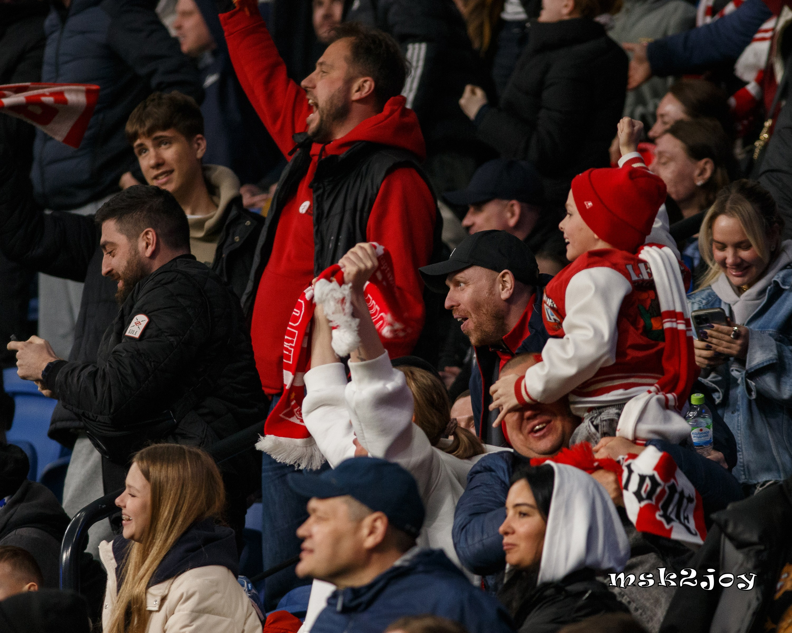 Болельщики футбольного клуба Спартак Москва празднуют забитый гол. Фотограф - Михаил Тоцкий.
