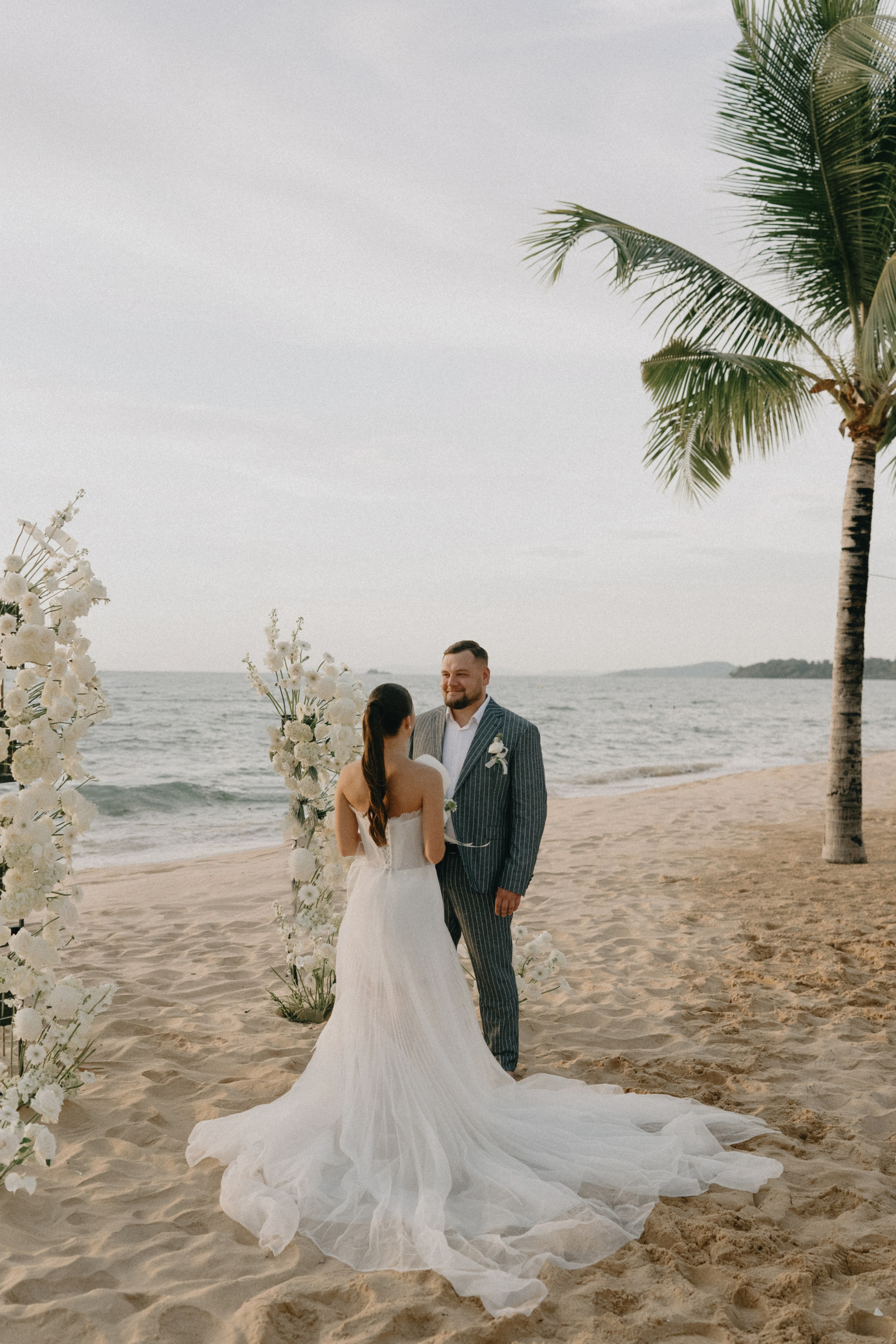 Иван & Анастасия. La Marée wedding agency Свадебное агентство на Фукуоке, Вьетнам — организация свадеб, декор, координация и помощь парам для идеального дня