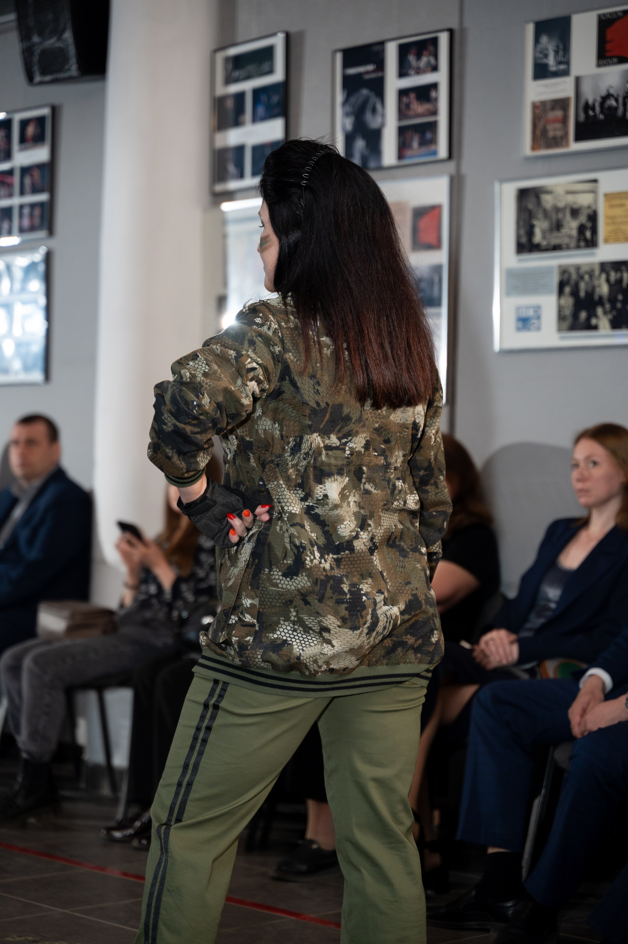 Закрытый показ милитари «Своя трансформация» дизайнера Юлии Бойченко | 24.04.2025. Фотограф в Омске Елизавета Кириллова