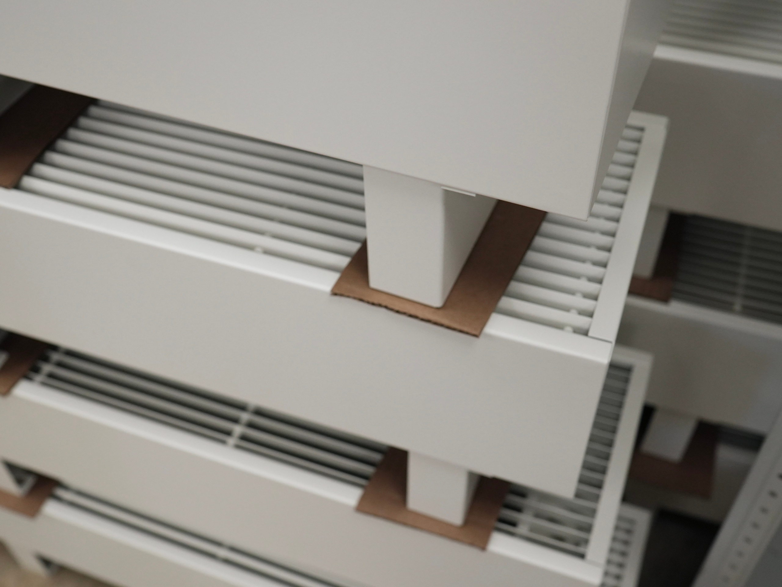 Напольные радиаторы водяные Isoderm Коралл. Строительный магазин низких цен Экономкин