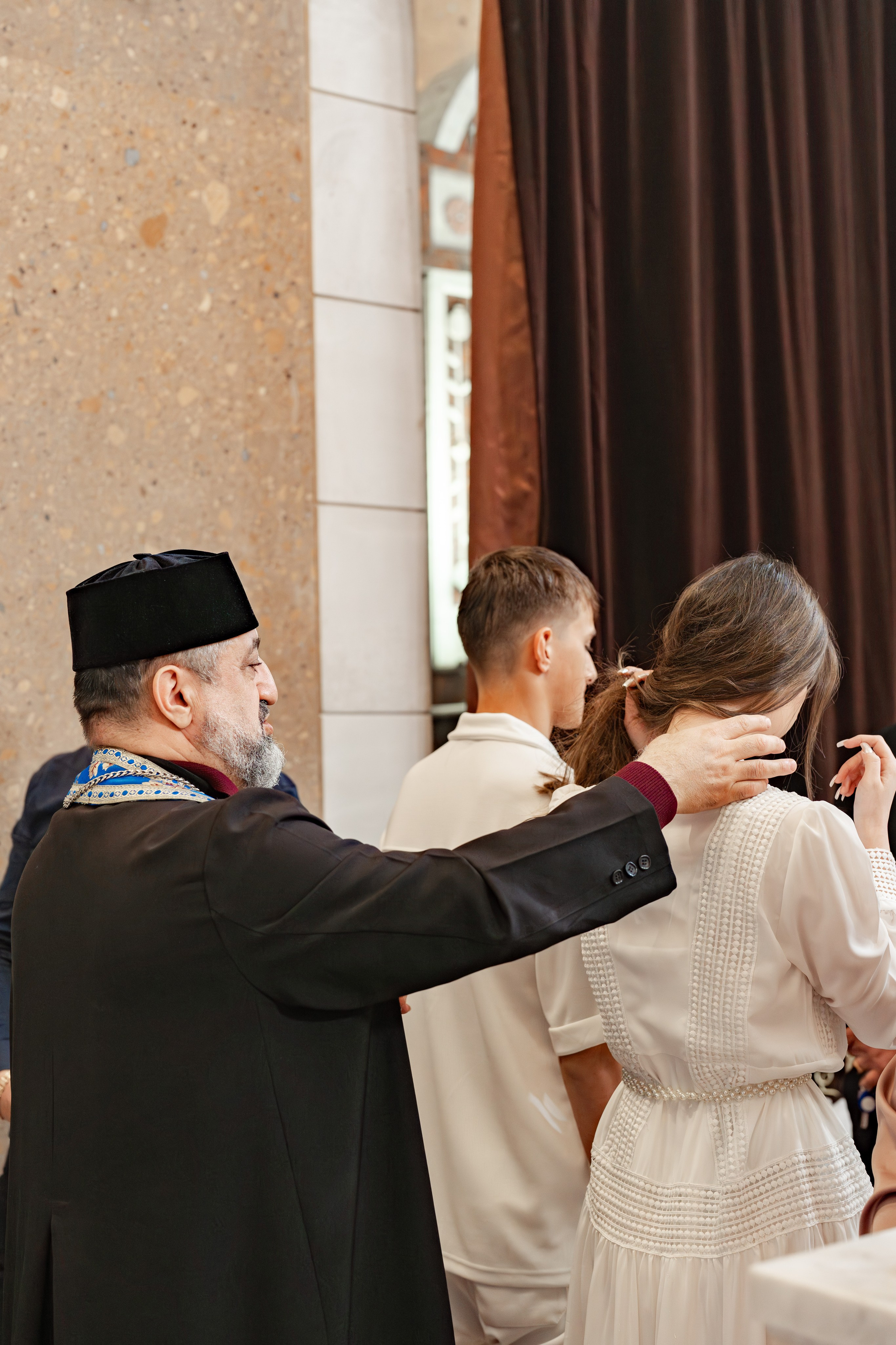 Крещение  ребёнка в храме. Фотограф видеограф Геннадий Янбаев в Сочи, Краснодаре