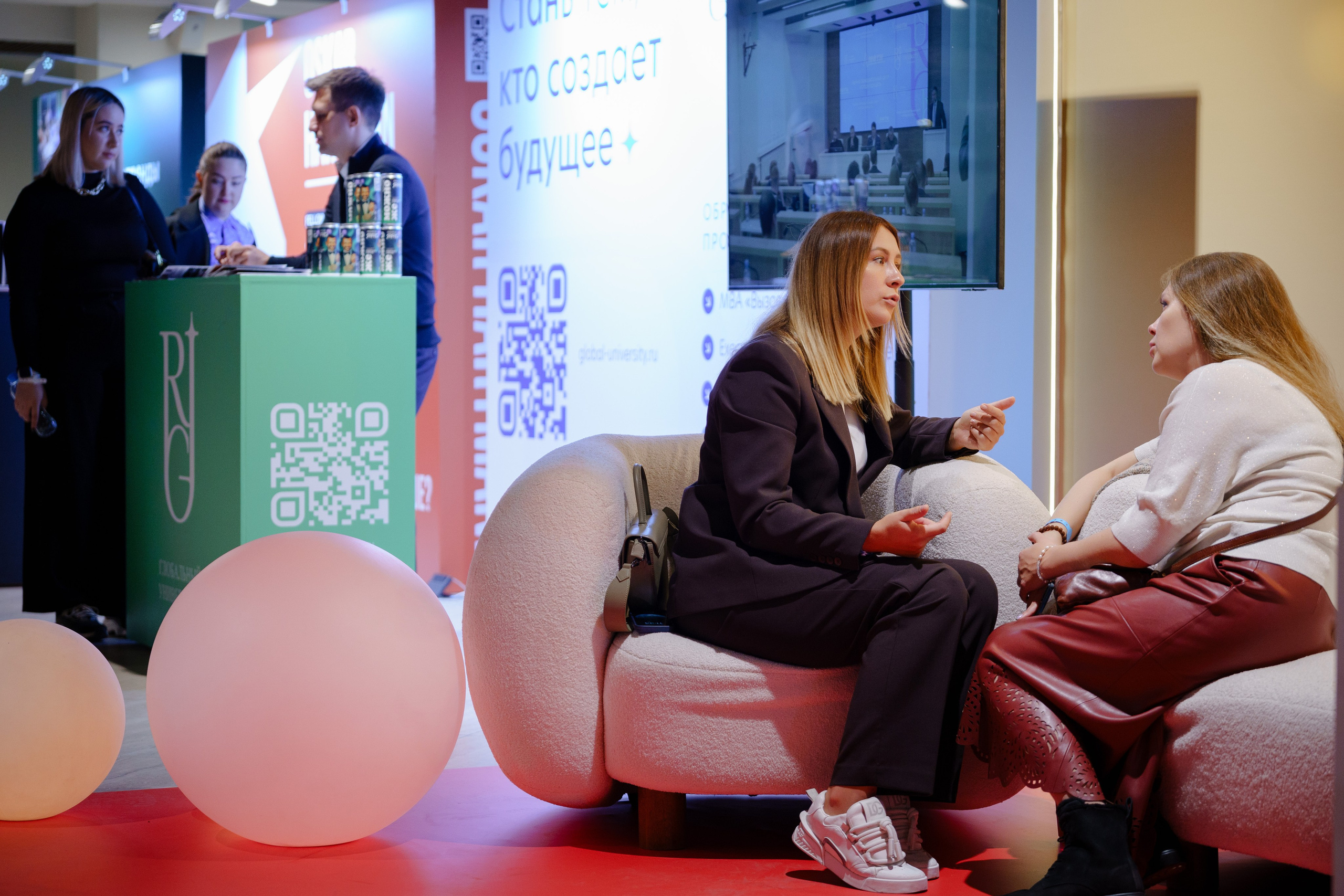 Репортажный фотограф на конференцию в Москве. Репортажный фотограф в Москве Саша Дружинина