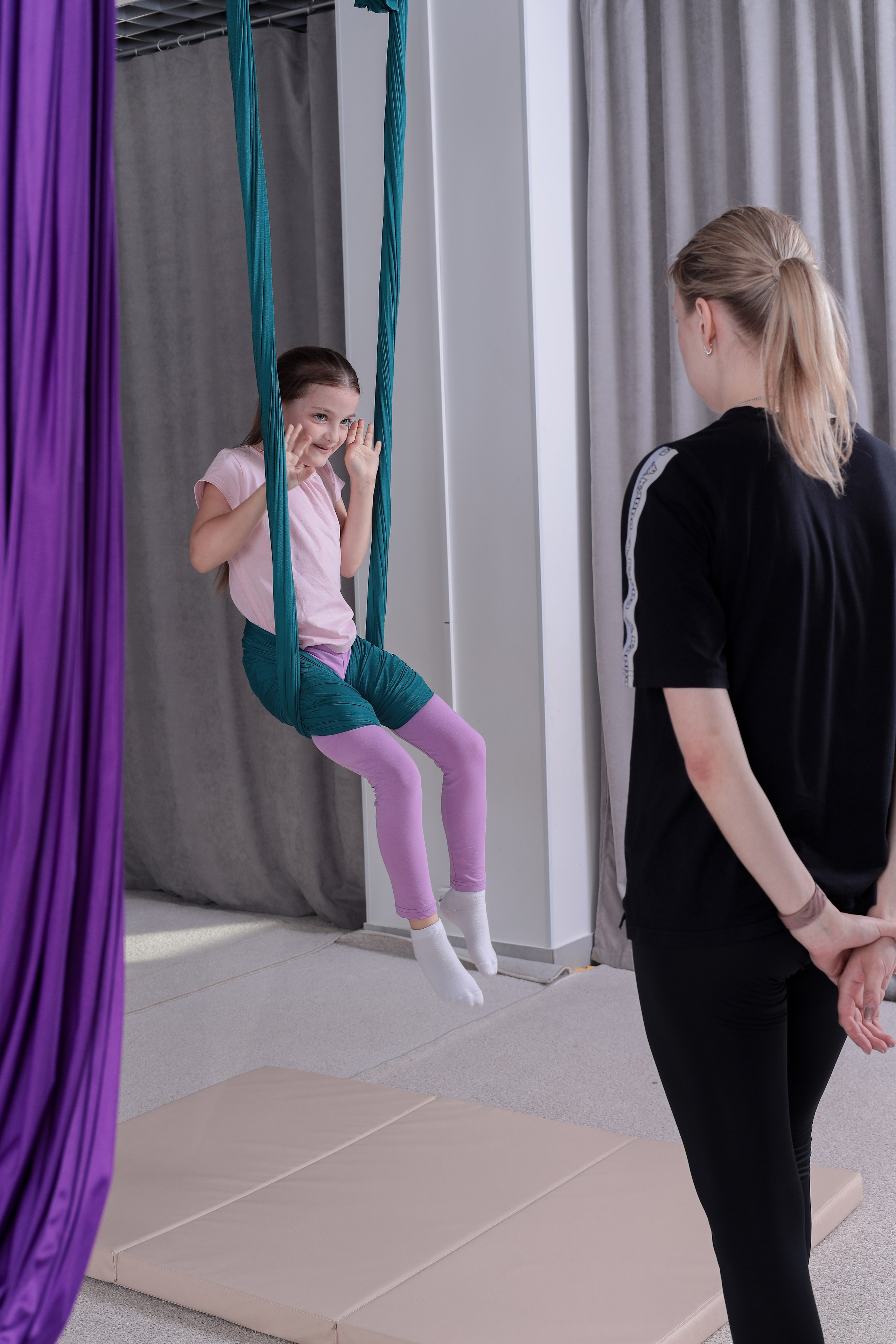 Детская аэройога. Фотограф Надршина Лилия