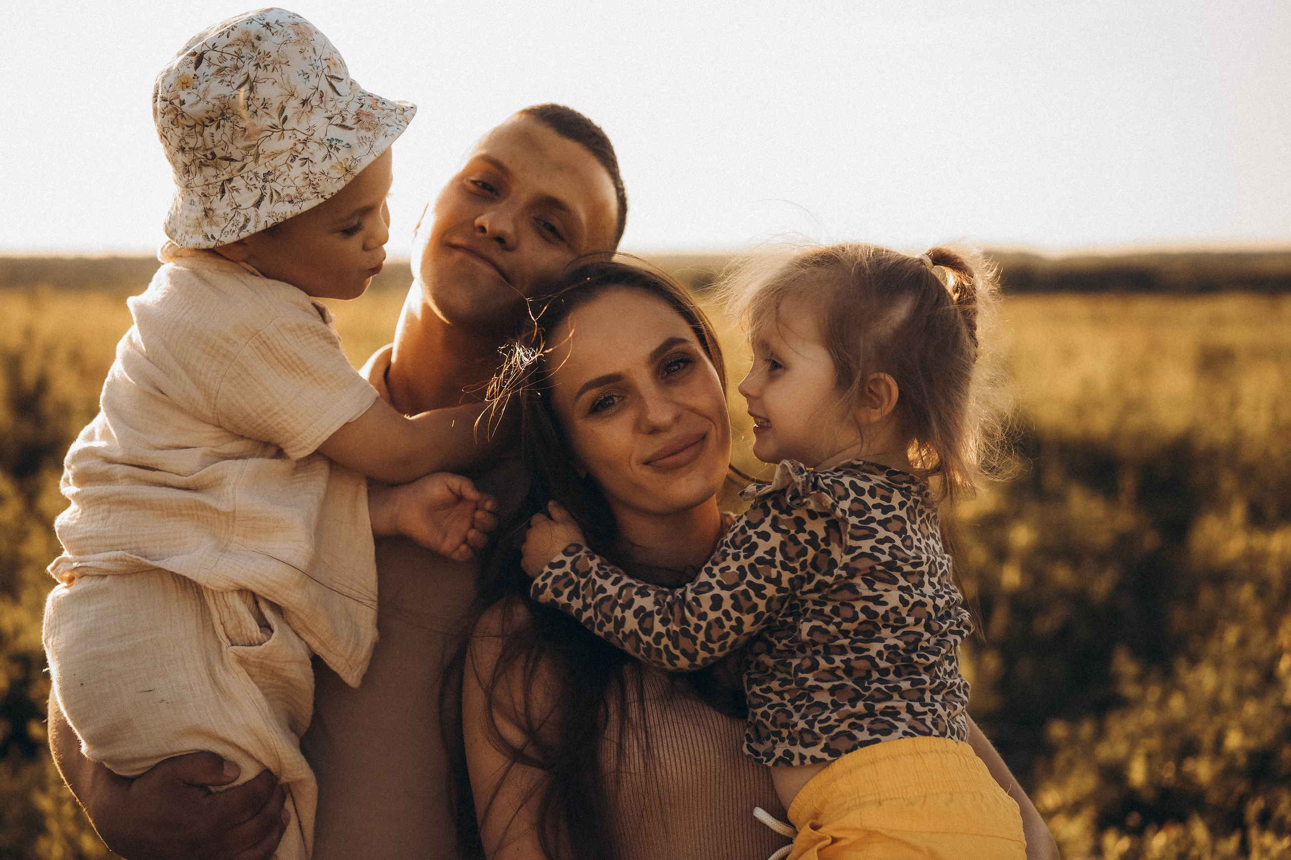 Семейная сьемка в поле на закате. Фотограф Екатеринбург Кокшарова Александра