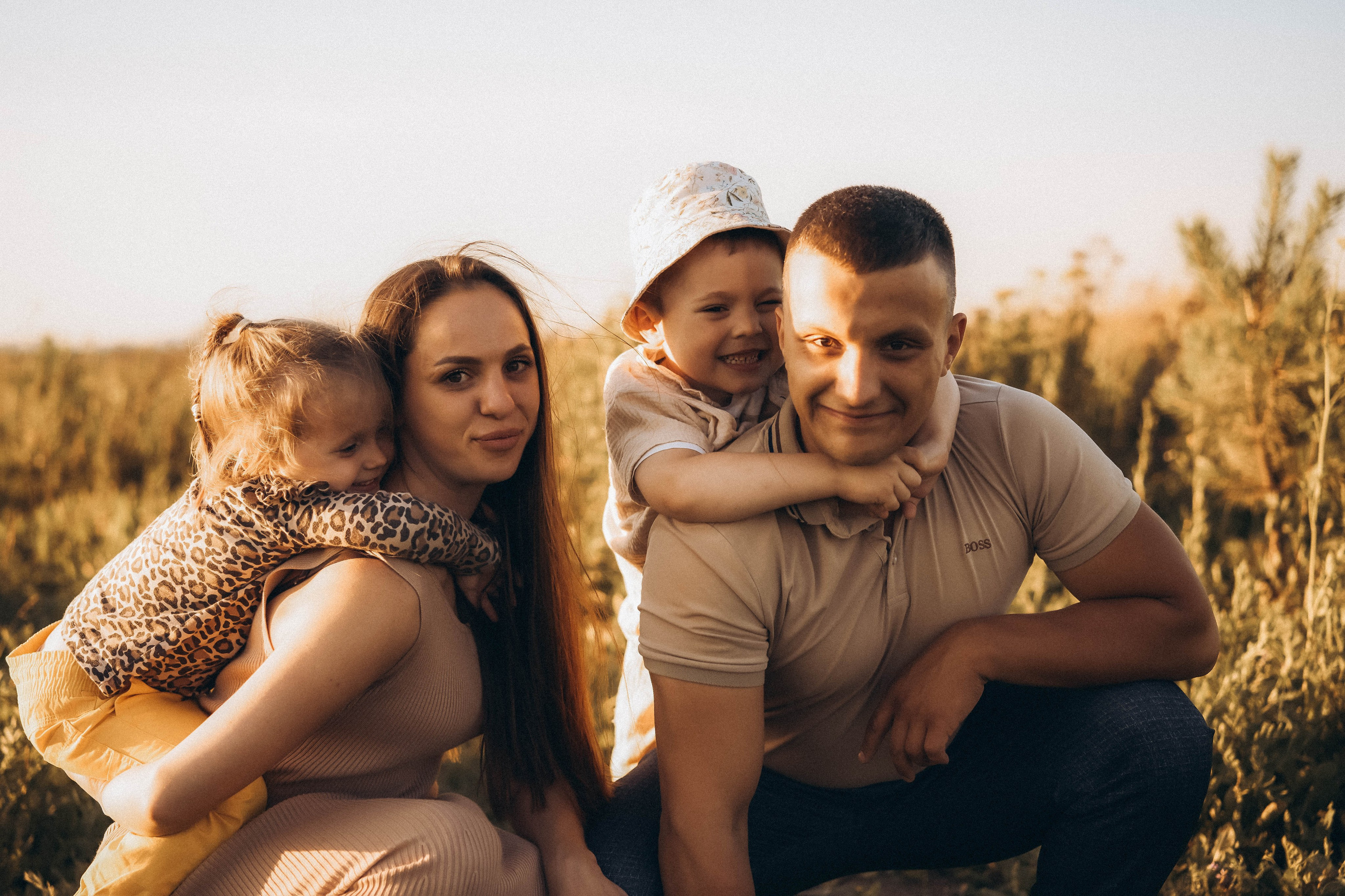 Семейная сьемка в поле на закате. Фотограф Екатеринбург Кокшарова Александра