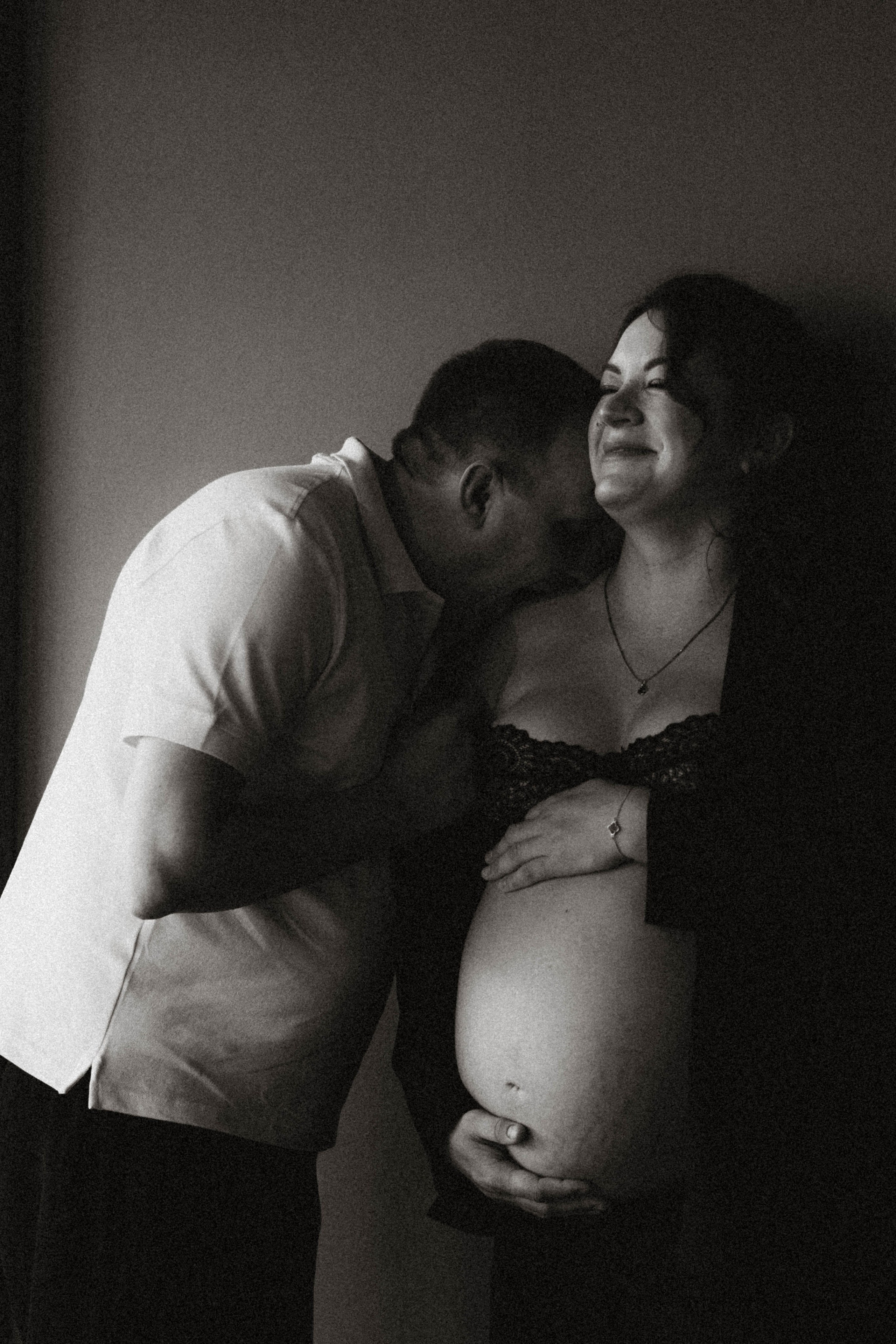 Беременность съемка пары в студии. Фотограф Екатеринбург Кокшарова Александра