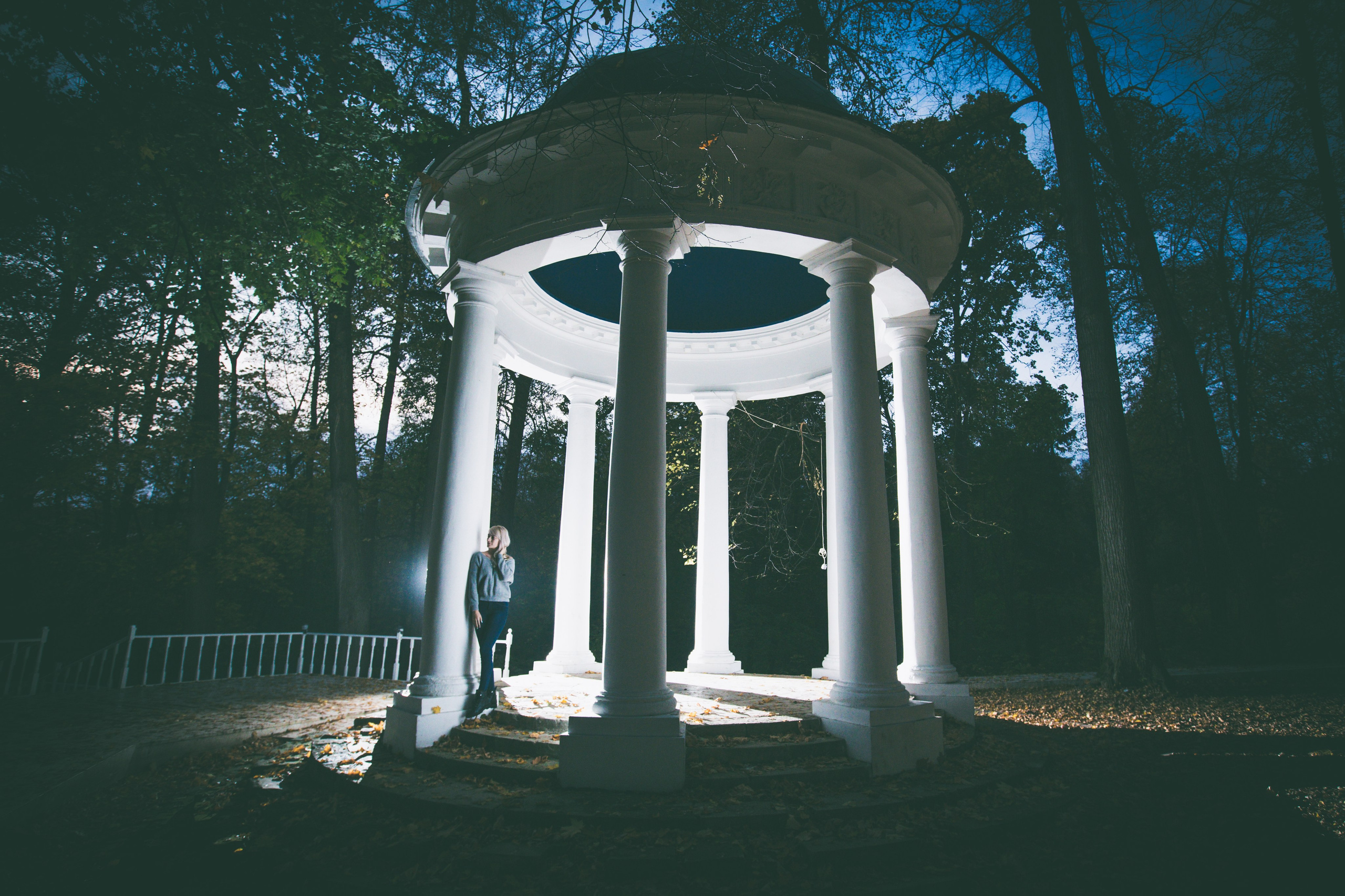 девушка в ротонде в усадьбе Суханова, ночь