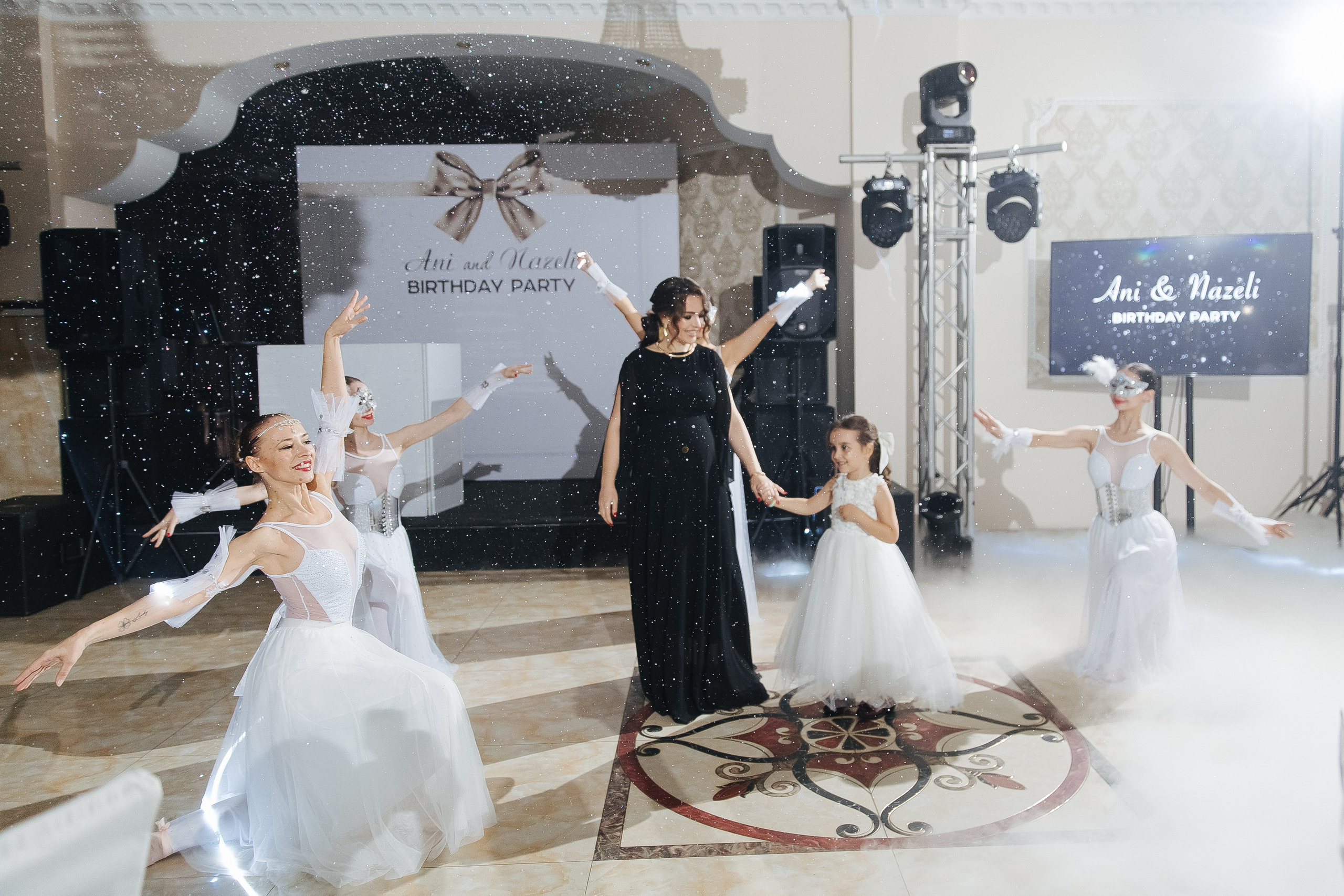 Ани и Назели. 35&5 День рождения, «Янтарь». Фотограф в Красноярске Надежда Воскресенская