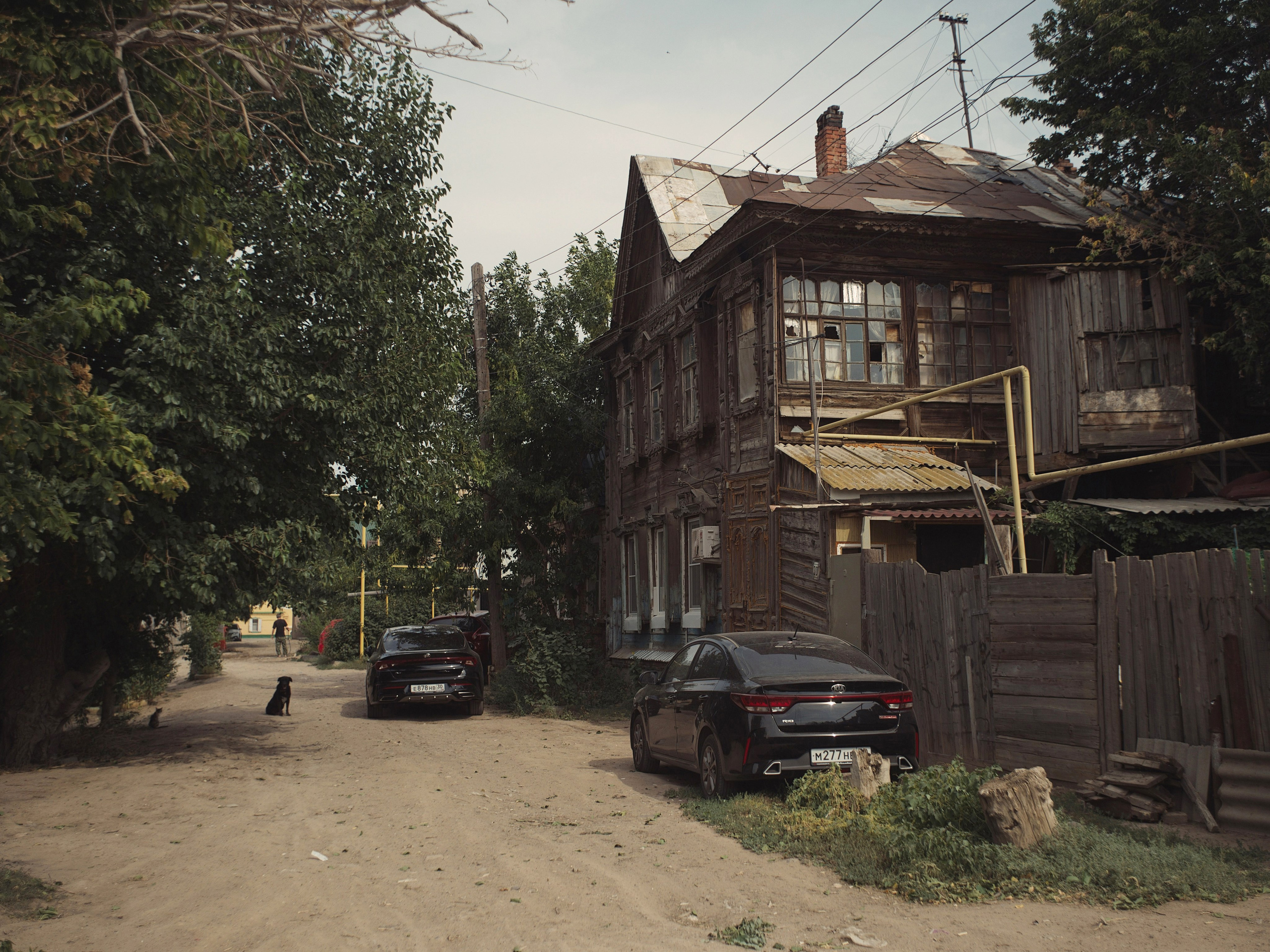 A street in the center, with a view of typical Astrakhan buildings