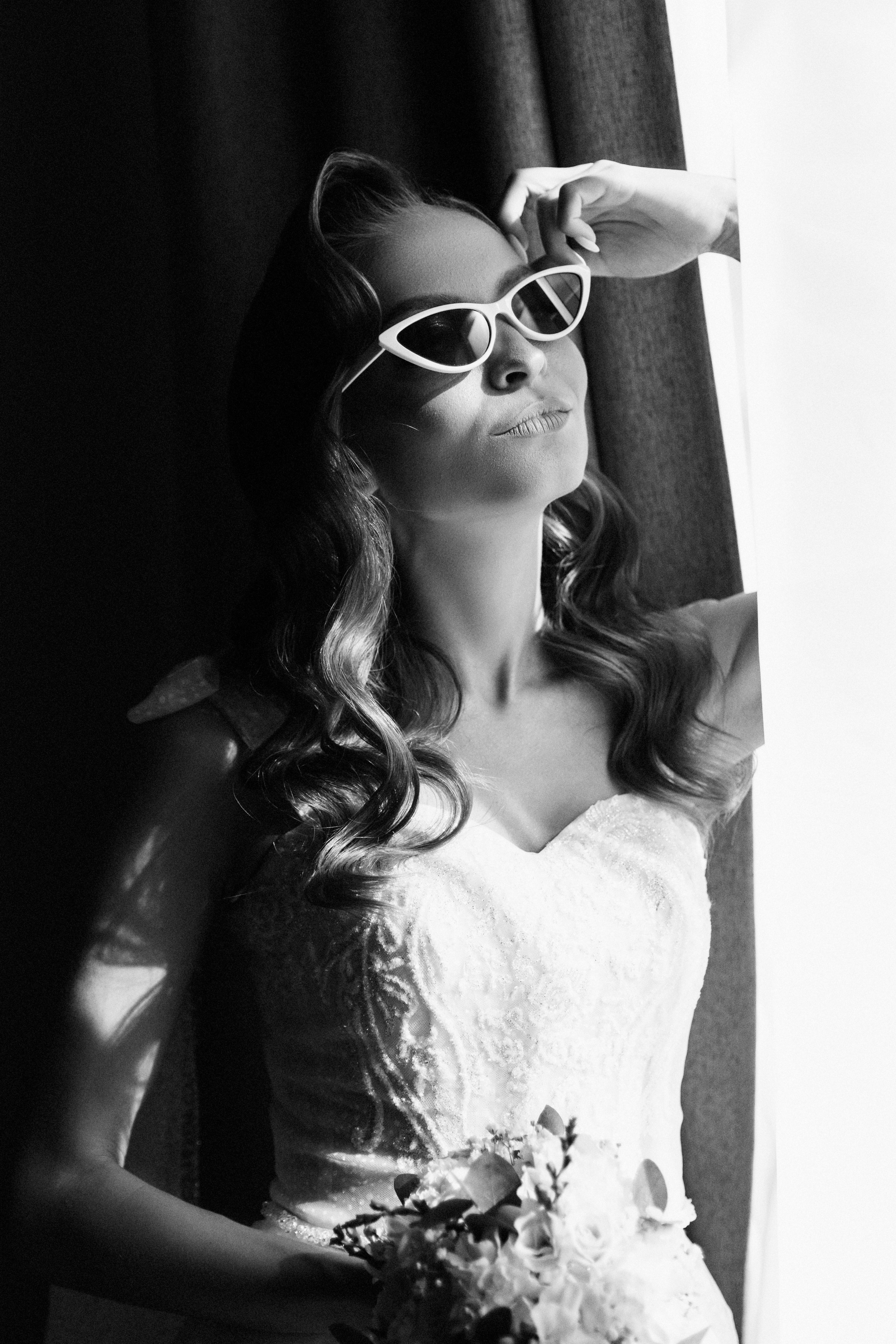 Мечтательная невеста у окна