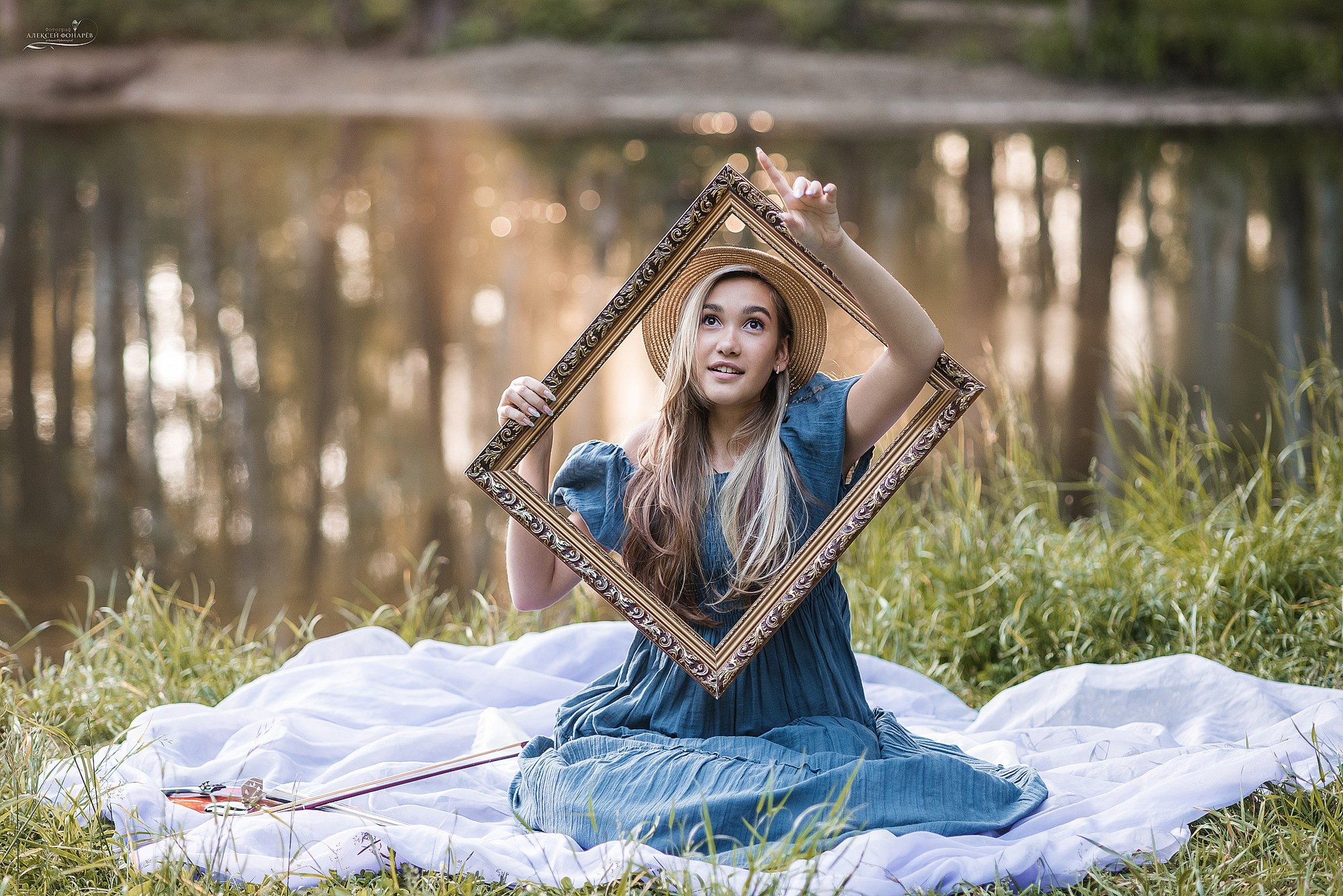 в рамке девушка в шляпке на фотосессии в кимрах