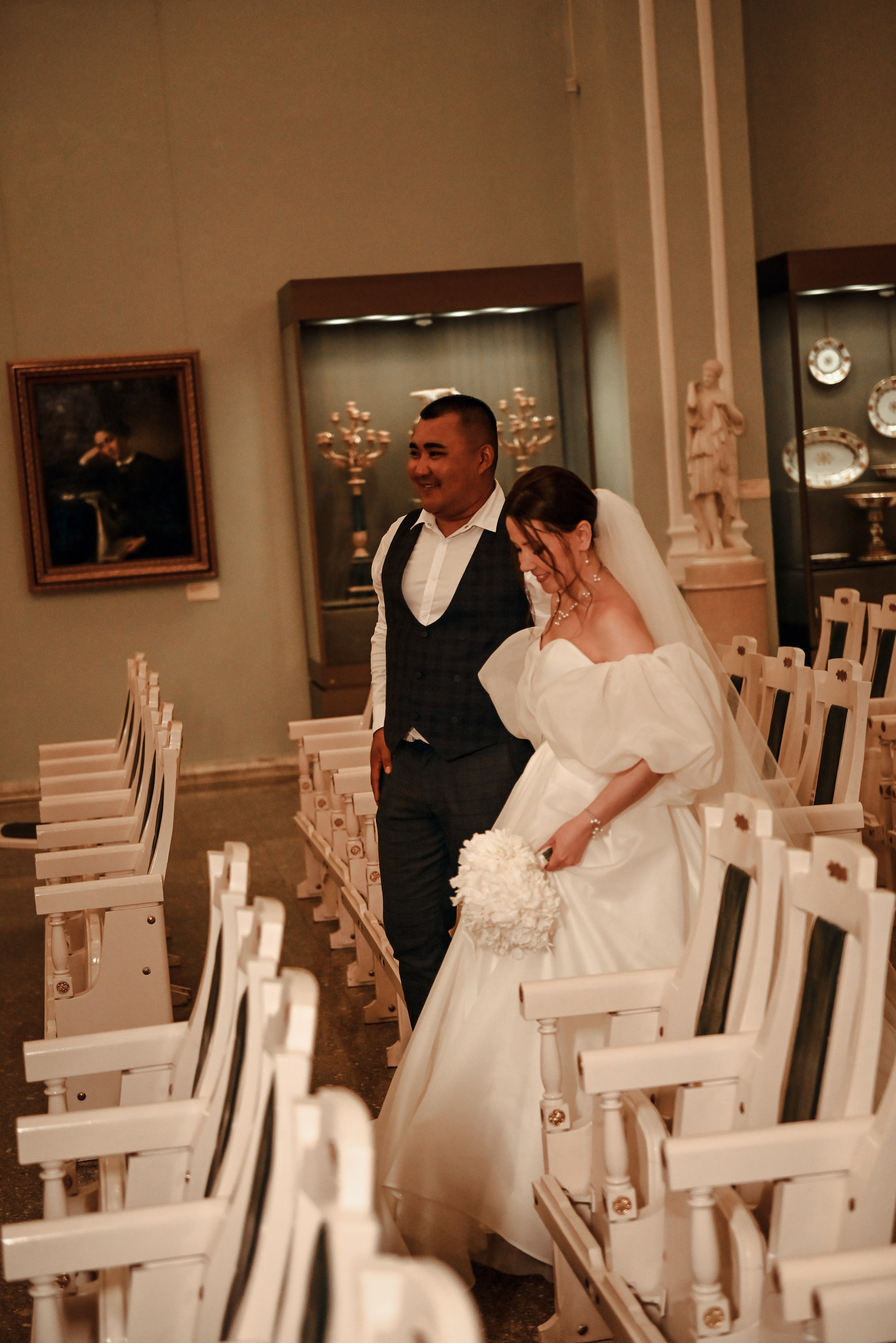 Небольшая свадебная серия в музее и прогулкой под дождем Эльмиры и Ризата. Свадебный, семейный, детский, контент фотограф в Омске Максим Ильин