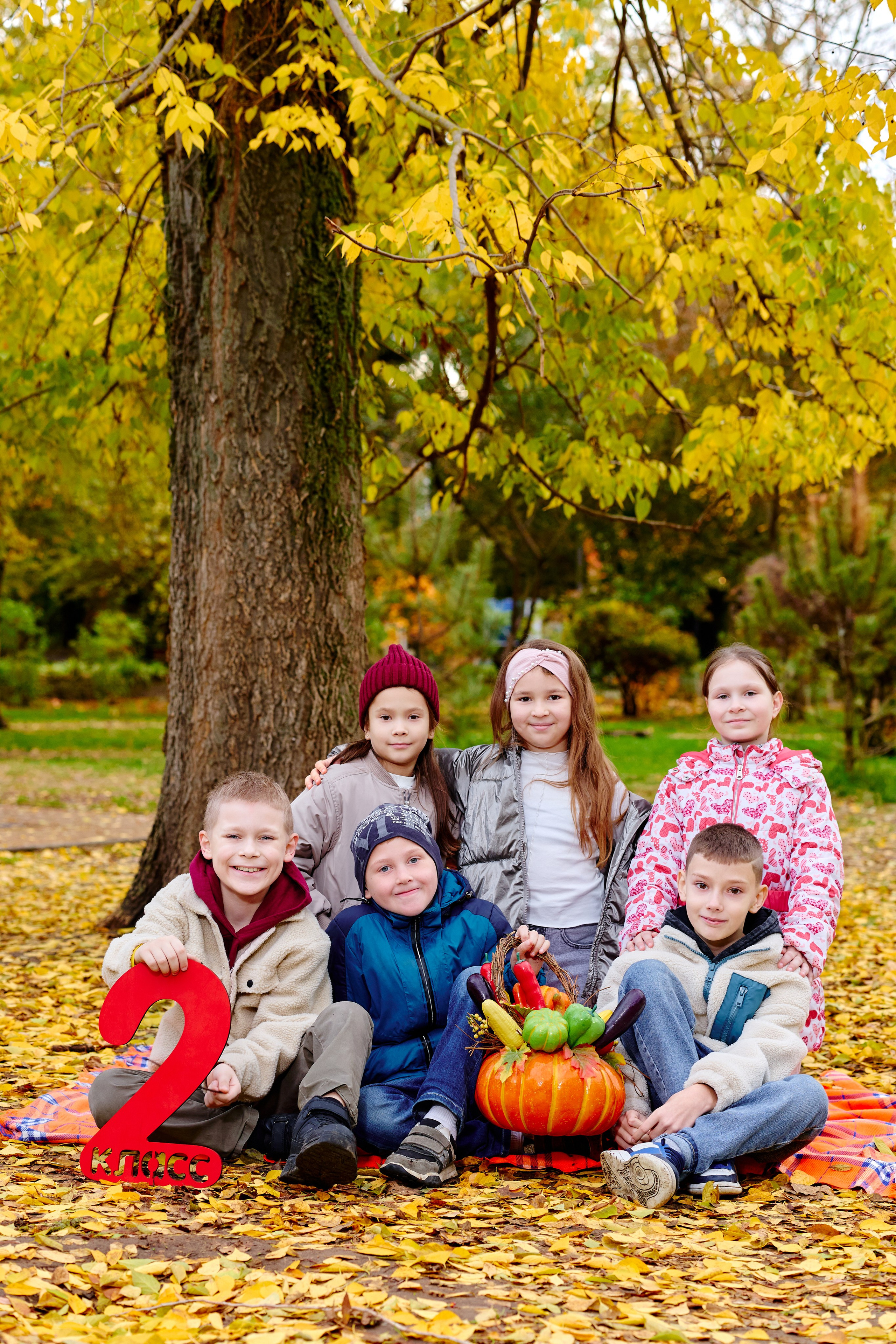 Прогулка в парке классом. Фотограф Выпускные альбомы Таганрог Сергей Коробченко