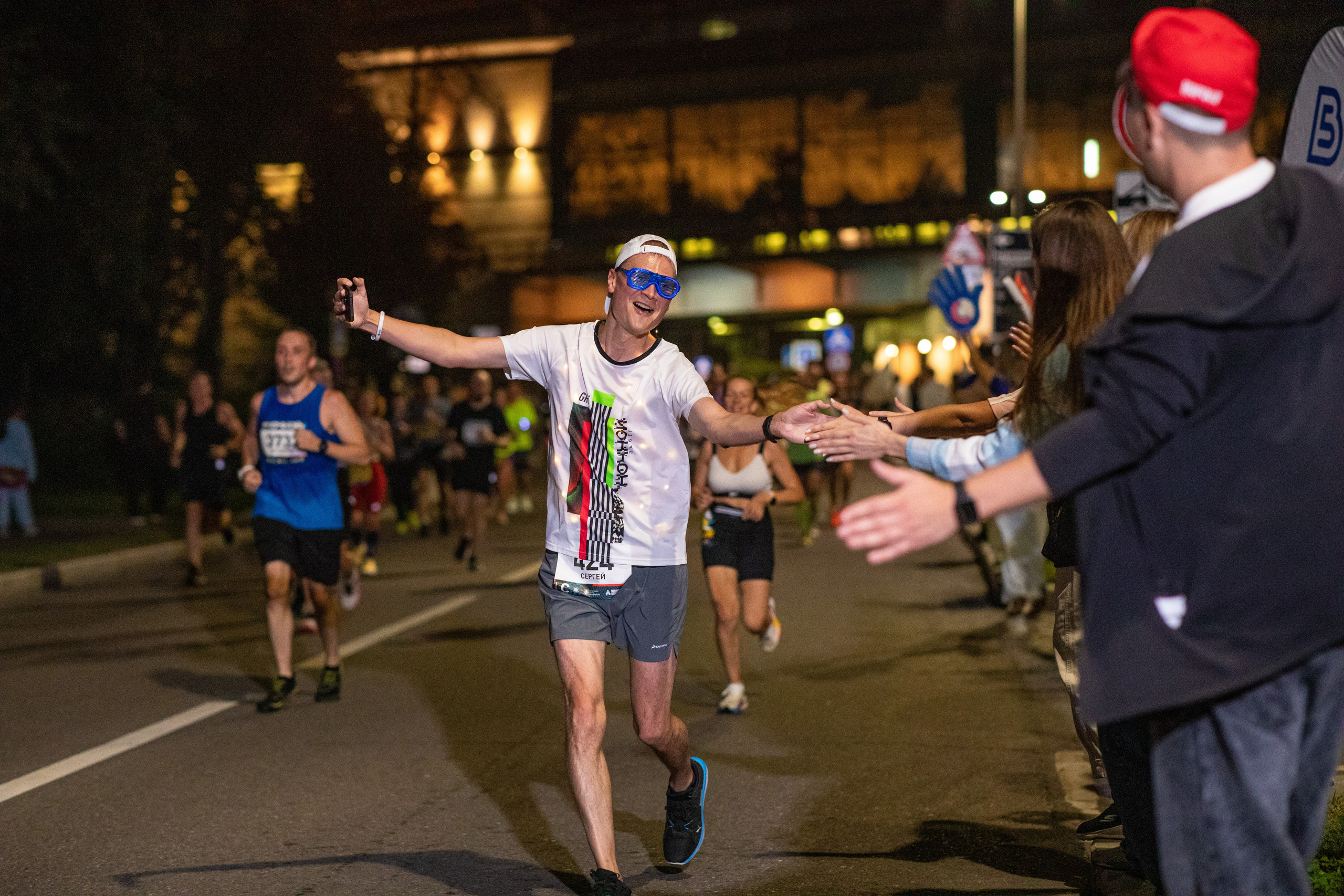 Ночной забег в ленте фотографий бегунов 03.08.24. Фотограф Сергей Ловкий