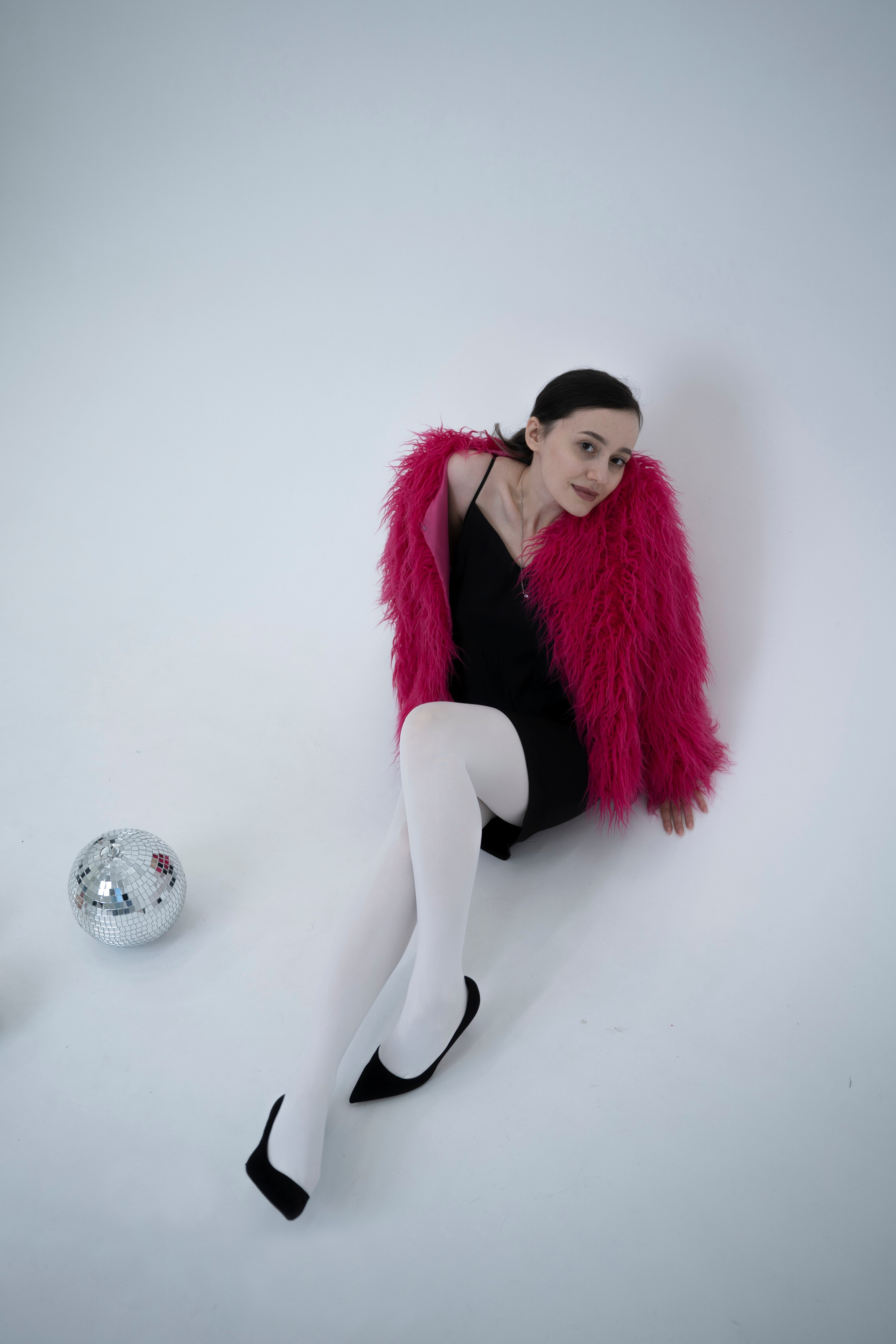 ДЕВОЧКА НА ШАРЕ. Главная