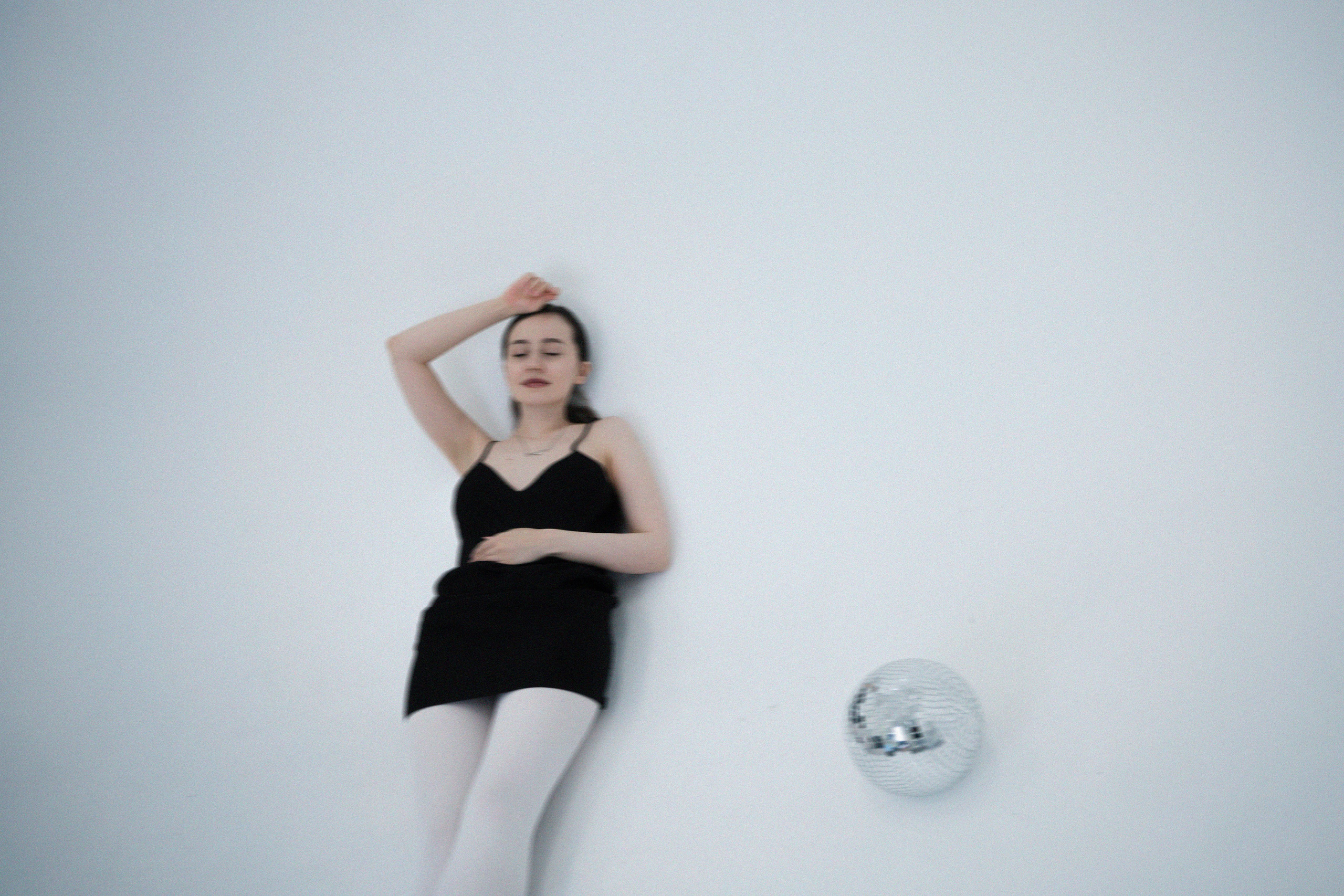 ДЕВОЧКА НА ШАРЕ. Главная