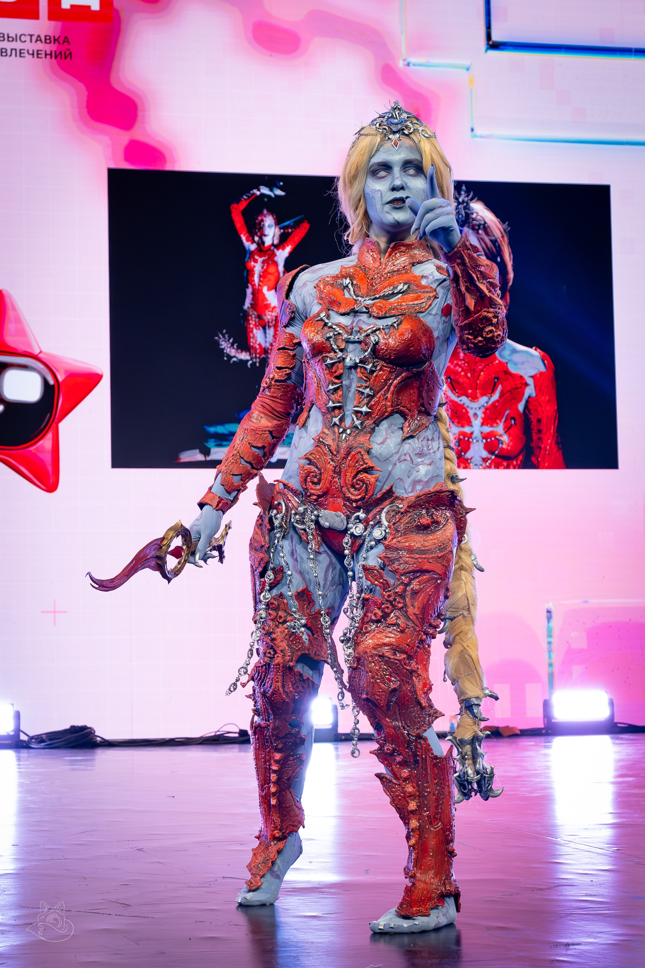 Сцена РЭД ЭКСПО 2024. Косплей фотограф
