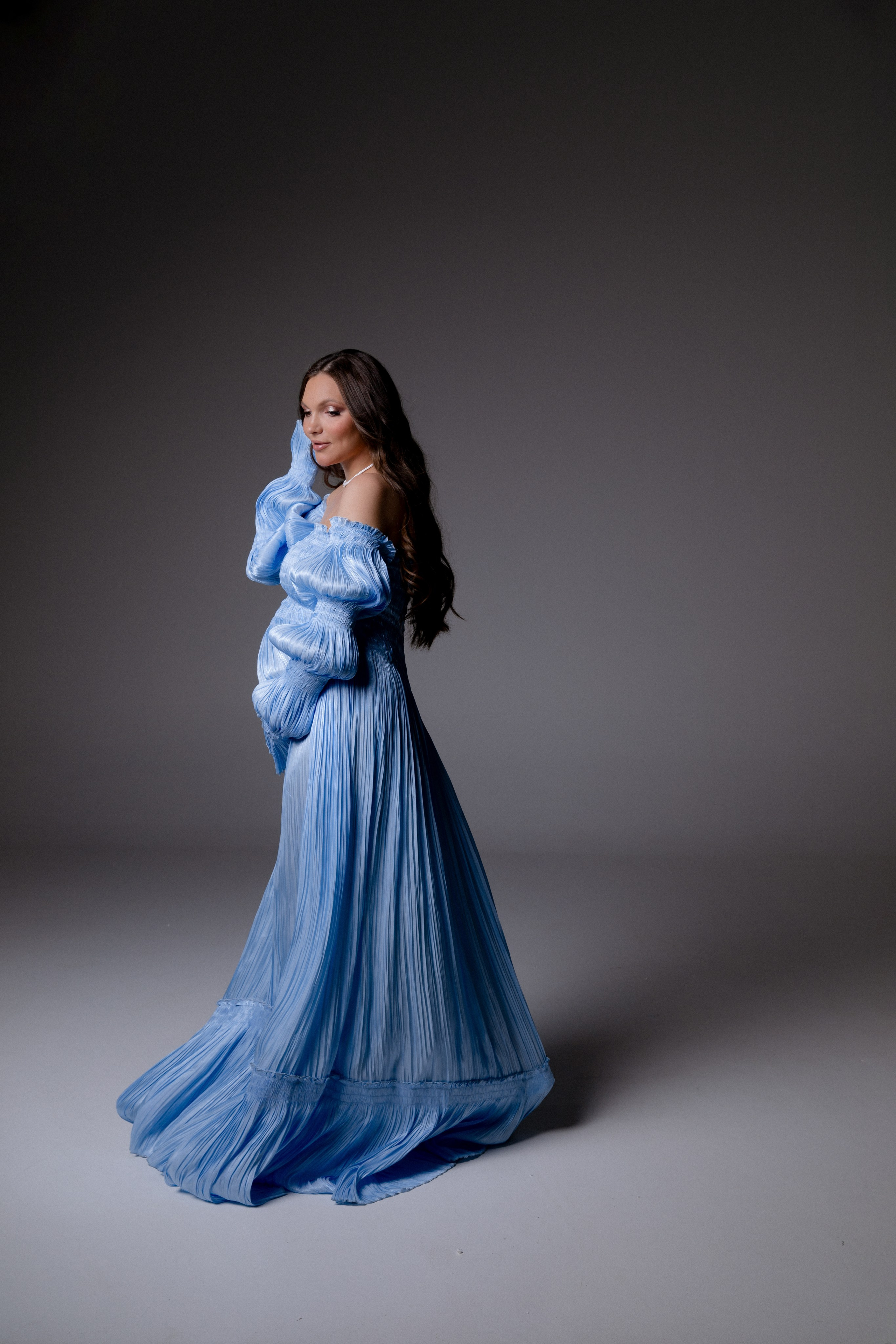 Анастасия. Фотосессия беременности на циклораме платьях. Фотограф в Москве Ольга Сатони