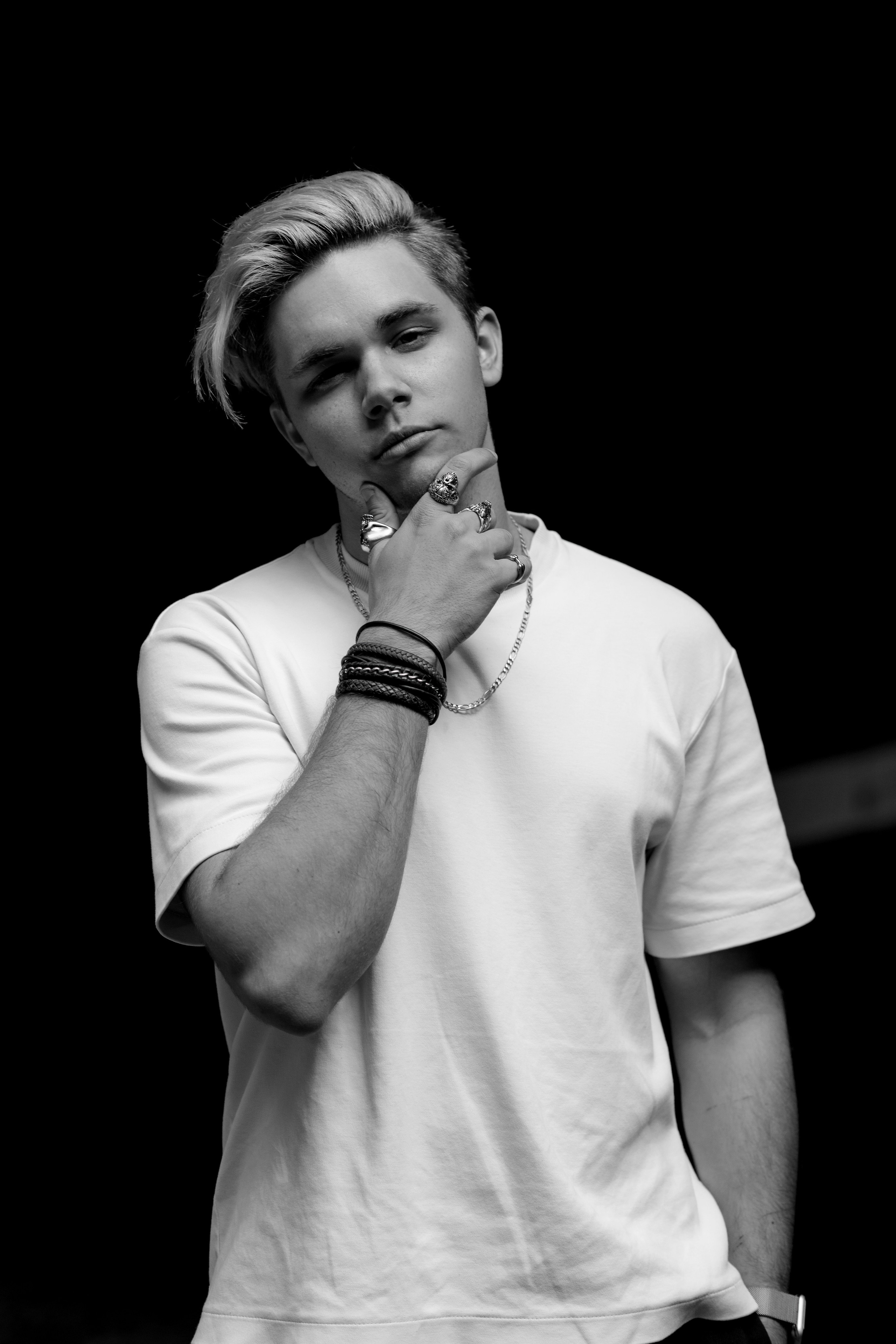 Фотосессия подростка в темном ключе. Главная