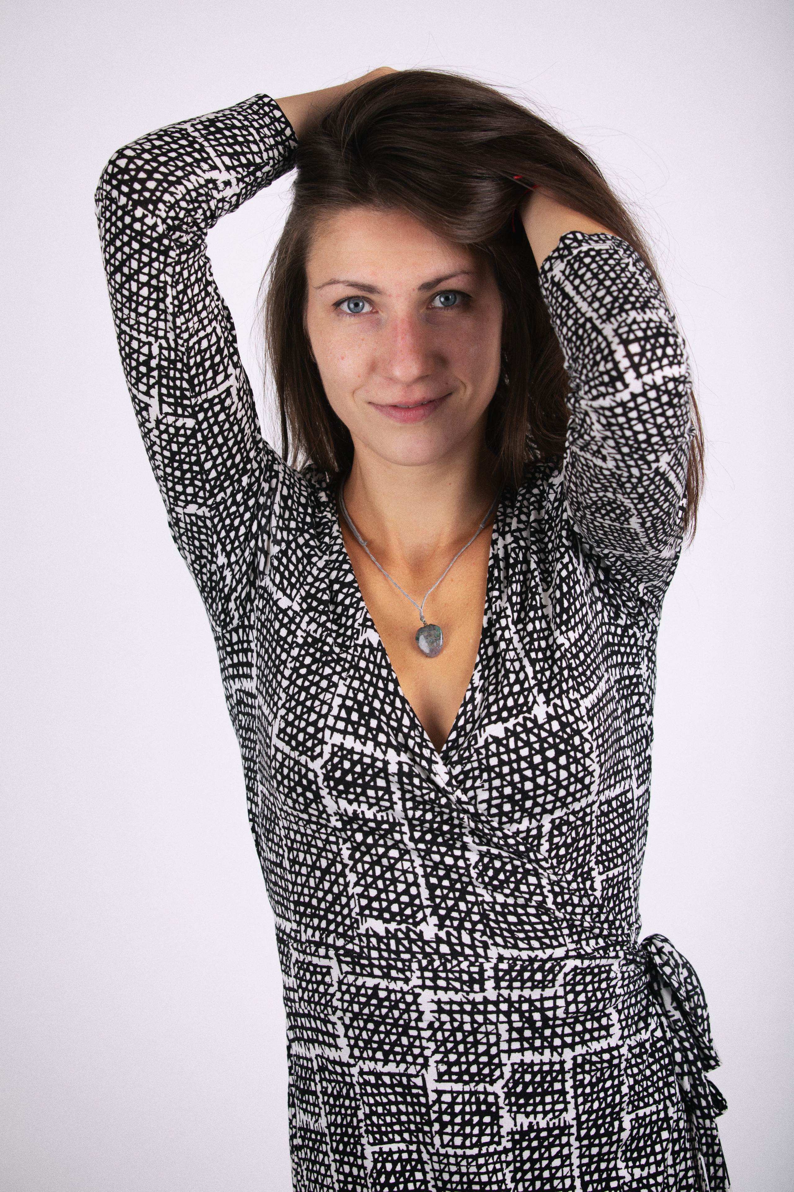 Профессиональная студийная фотосессия снепов с девушкой модельной внешности. Классический образ — в платье — на белом фоне. Свет падает через жалюзи. Минималистичная съёмка подчёркивает фигуру, черты лица и природную красоту модели: голубые глаза, высокая стройная фигура, естественный стиль. Отлично подойдёт для создания модельной анкеты или портфолио. Съёмка проходила в фотостудии в Химках. Фотограф: Иван Парусиди — опытный специалист по fashion-съёмке и снепам для моделей. Бронируйте фотосессию для себя или портфолио вашего агентства.