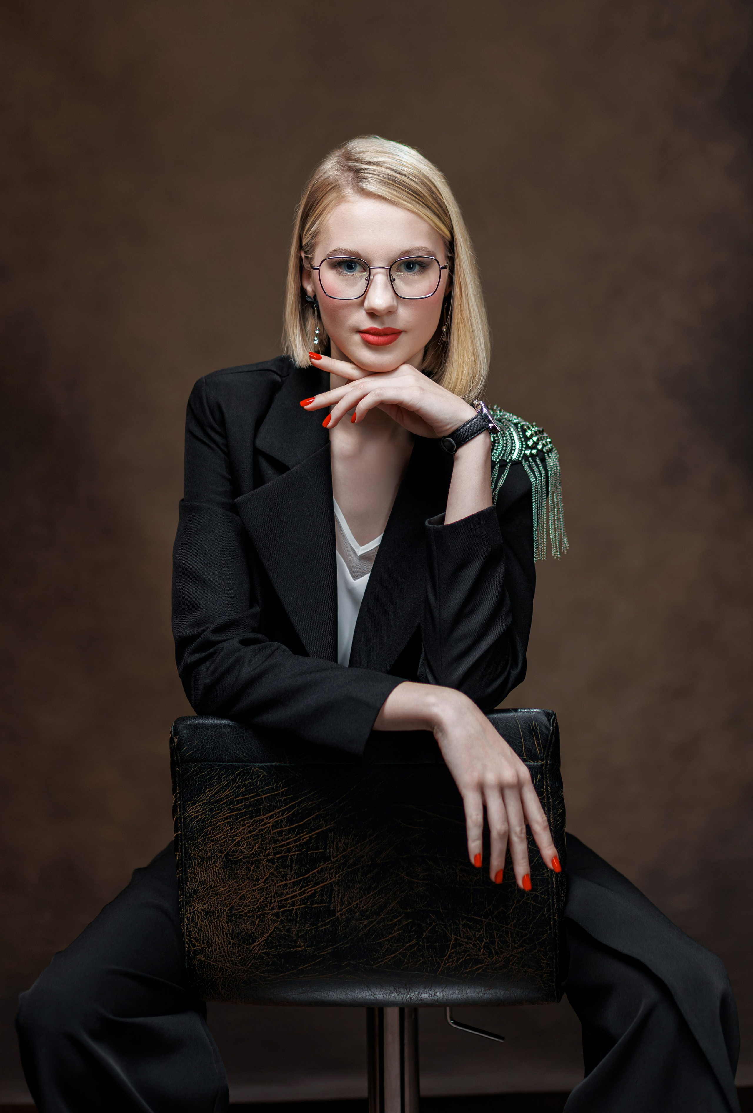 Портрет на коричневом холсте. Правильный Выпускной Альбом