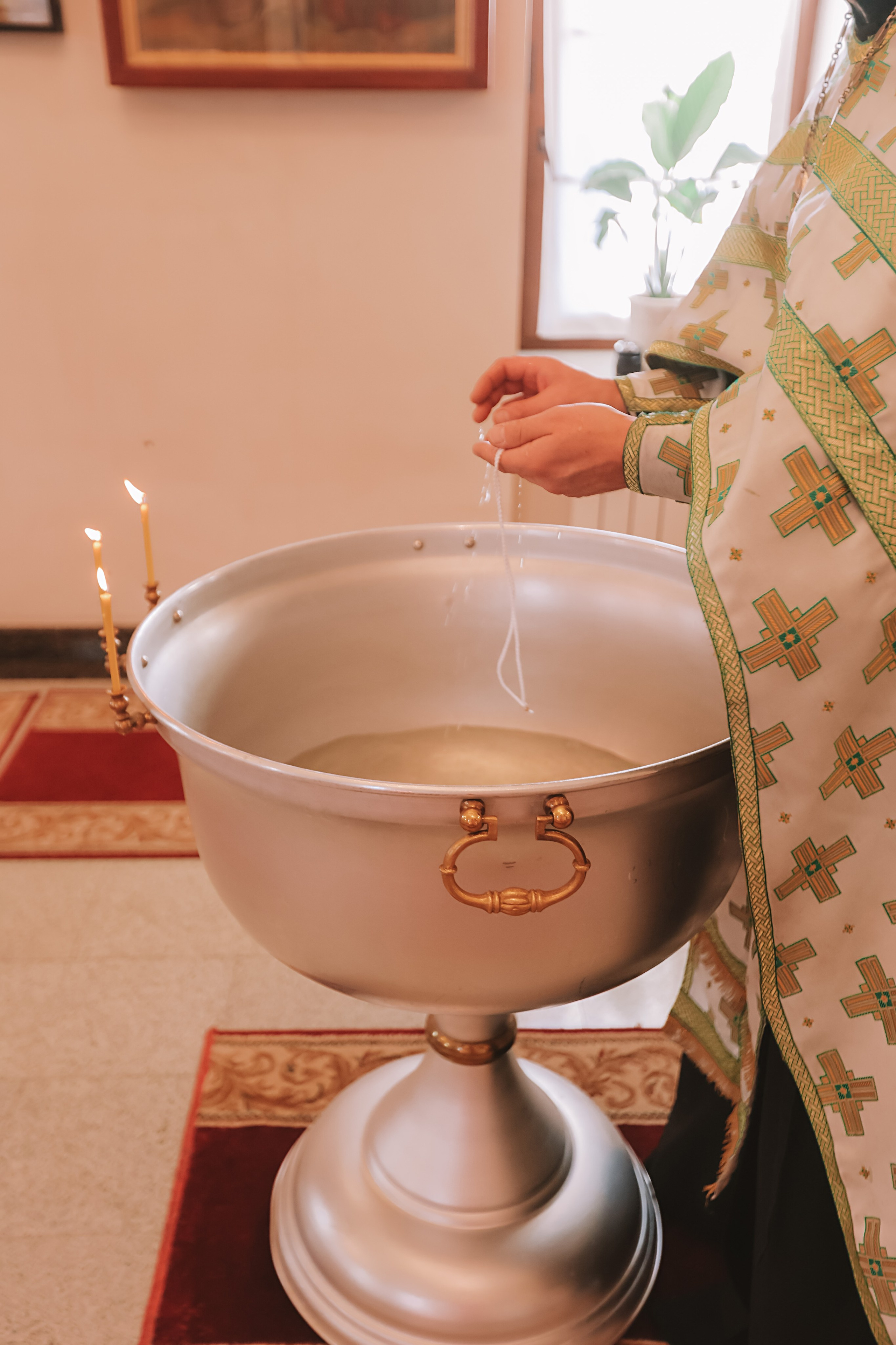 Крещение круглая церковь. Семейный фотограф Тюмень, фотограф на роды Салмина Мария