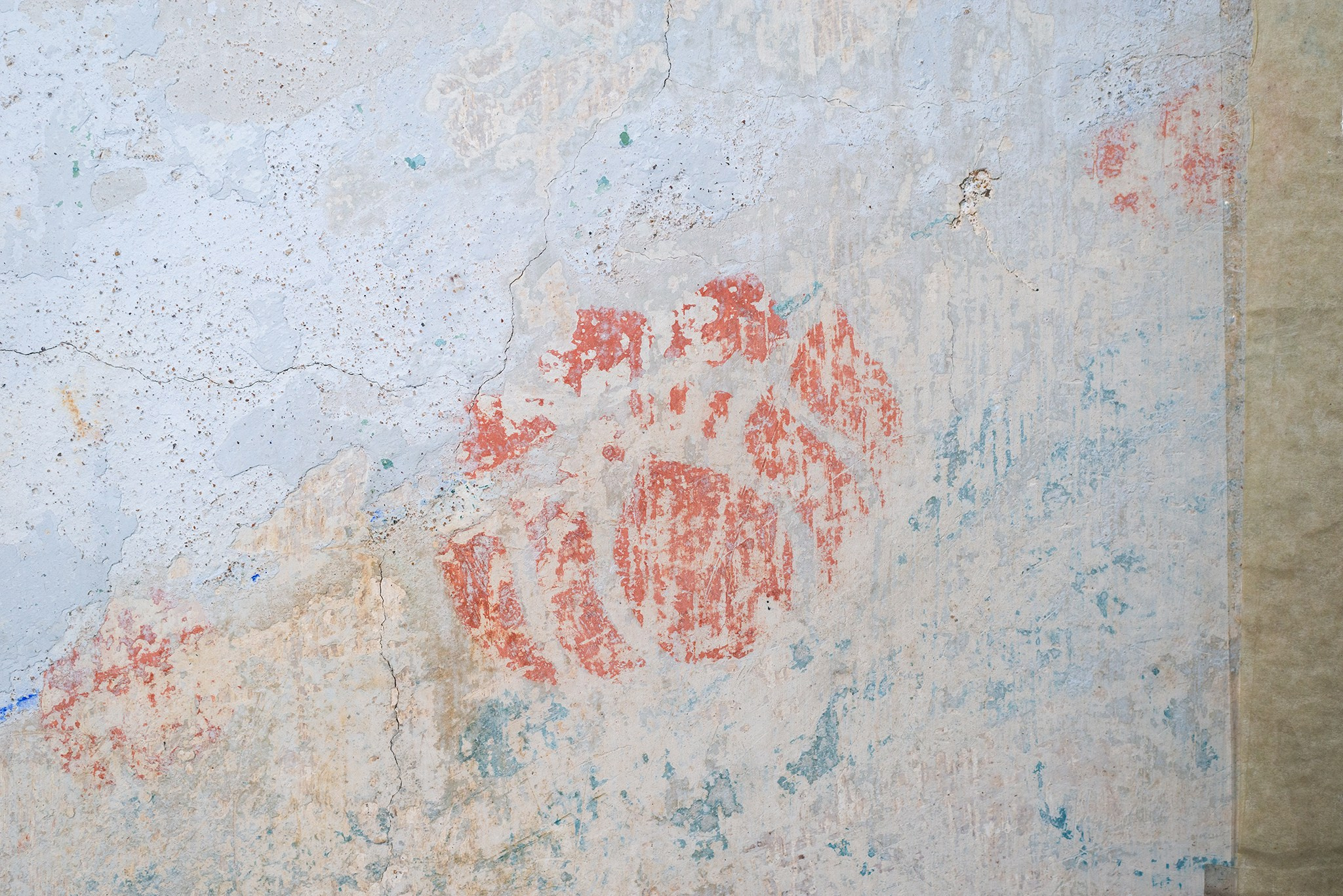 Фонд «Внимание». Расчистка росписей на Лахтинской 3. Репортажный фотограф в Санкт-Петербурге Анастасия Клёпова