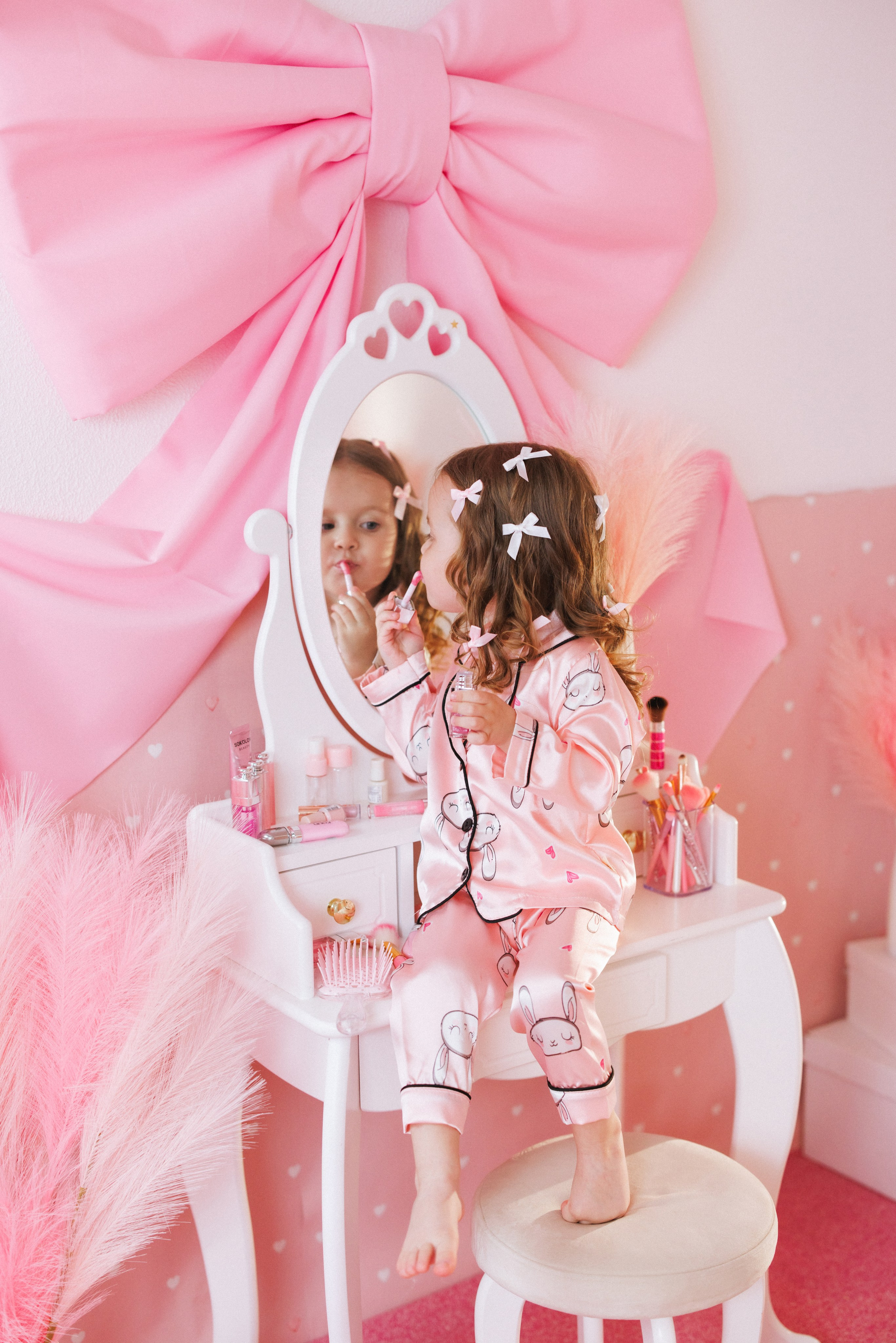 Фотосессия для девочек в интерьере розовой комнаты. Семейный и детский фотограф в Краснодаре Анна Трашкова