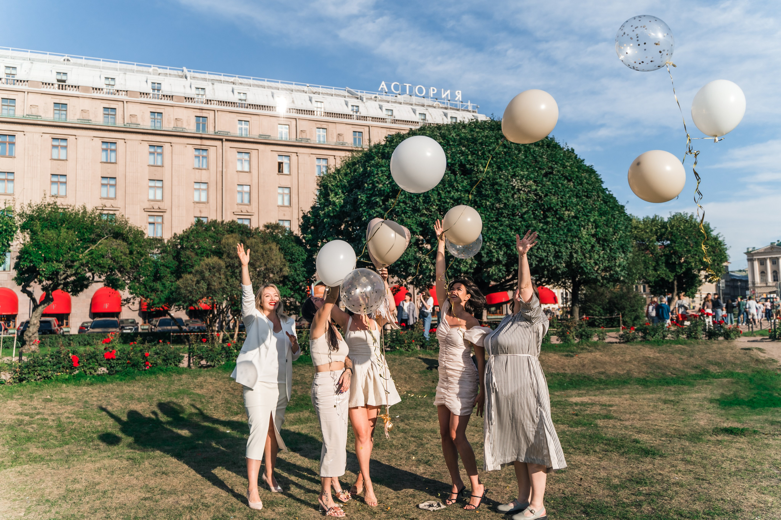 Фотосъемка девичника, встреча девушек, веселые женские портреты