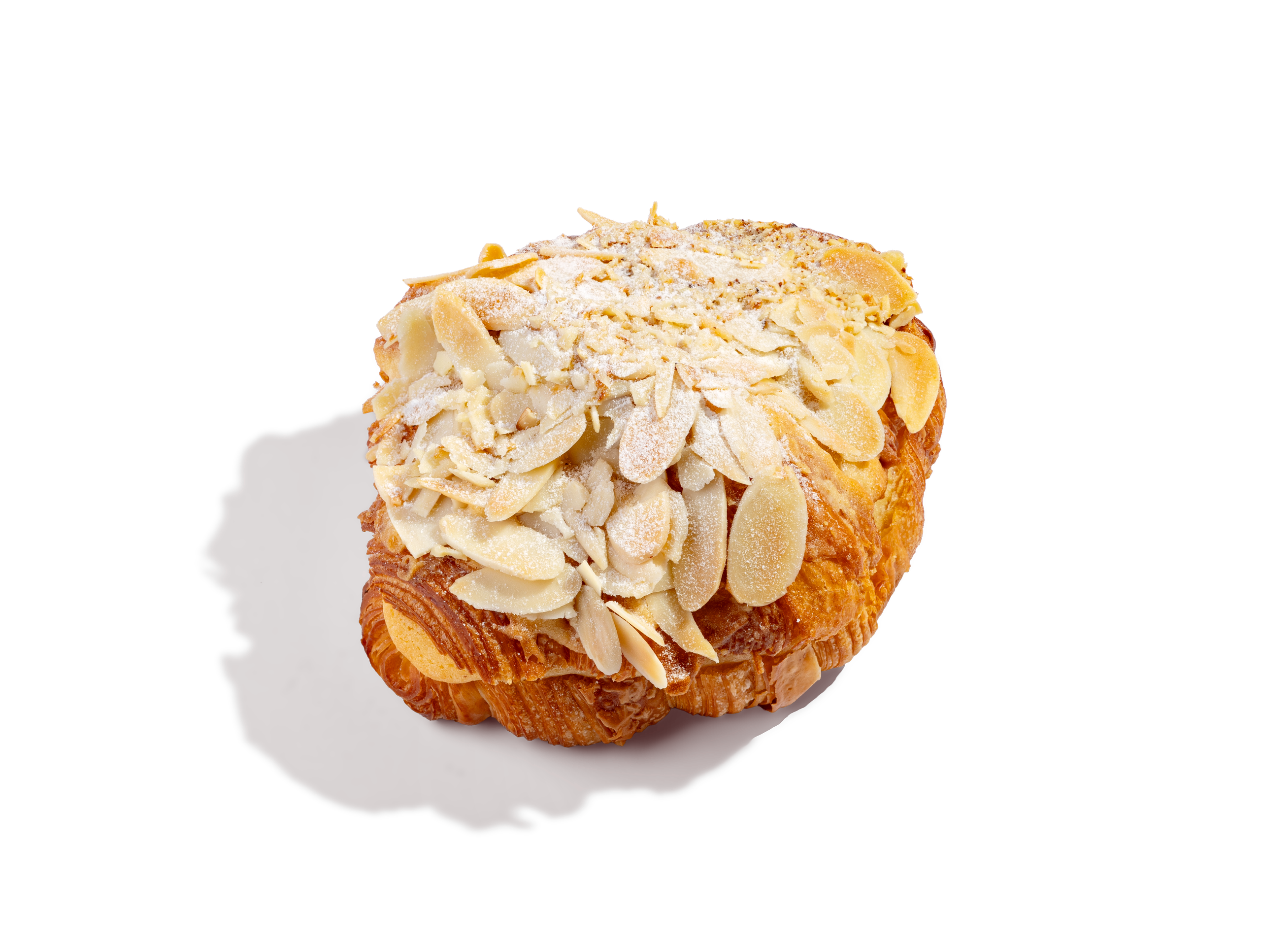 КРУАССАН МИНДАЛЬНЫЙ  - 280Р. Круассан из слоеного теста с заварным кремом. Украшен перьями миндаля и сахарной пудрой 