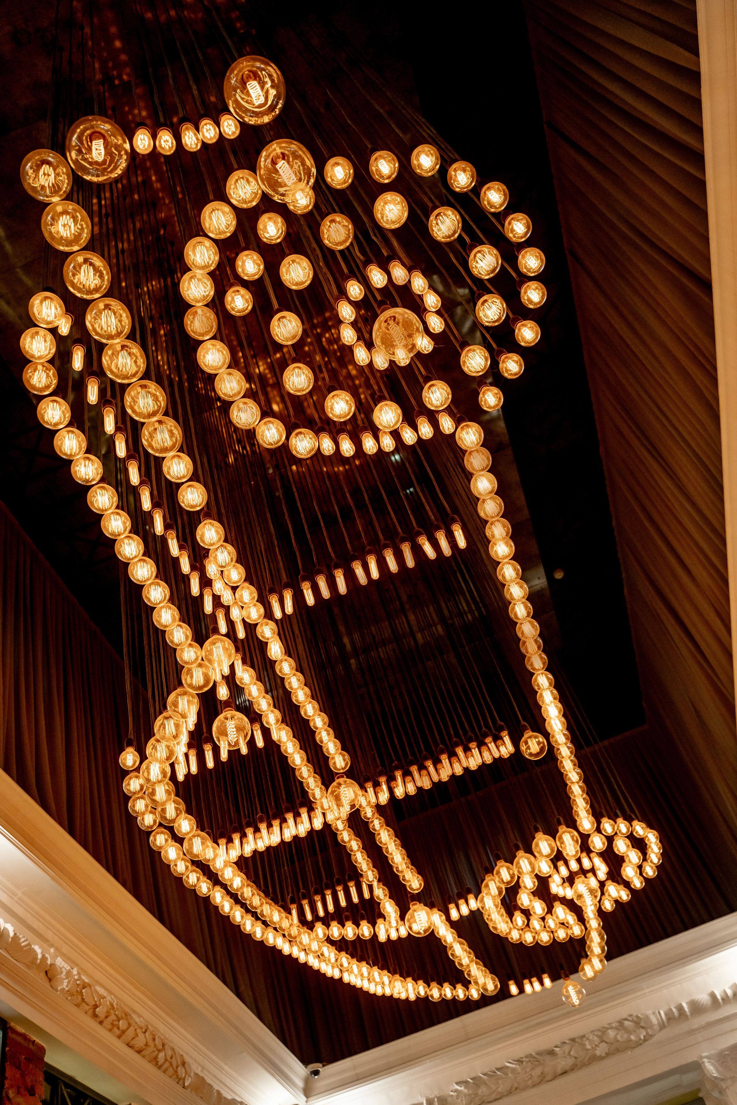 Свадебный фотограф в Москве. Свадебный фотограф Видное, Бутово, Домодедово, Щербинка, Царицыно. Свадебная фотосессия и сборы невесты в отеле Soluxe. Регистрация брака во дворце бракосочетания ВДНХ. Свадьба на ВДНХ. Свадебная фотосессия с ретро автомобилем Чайка. 