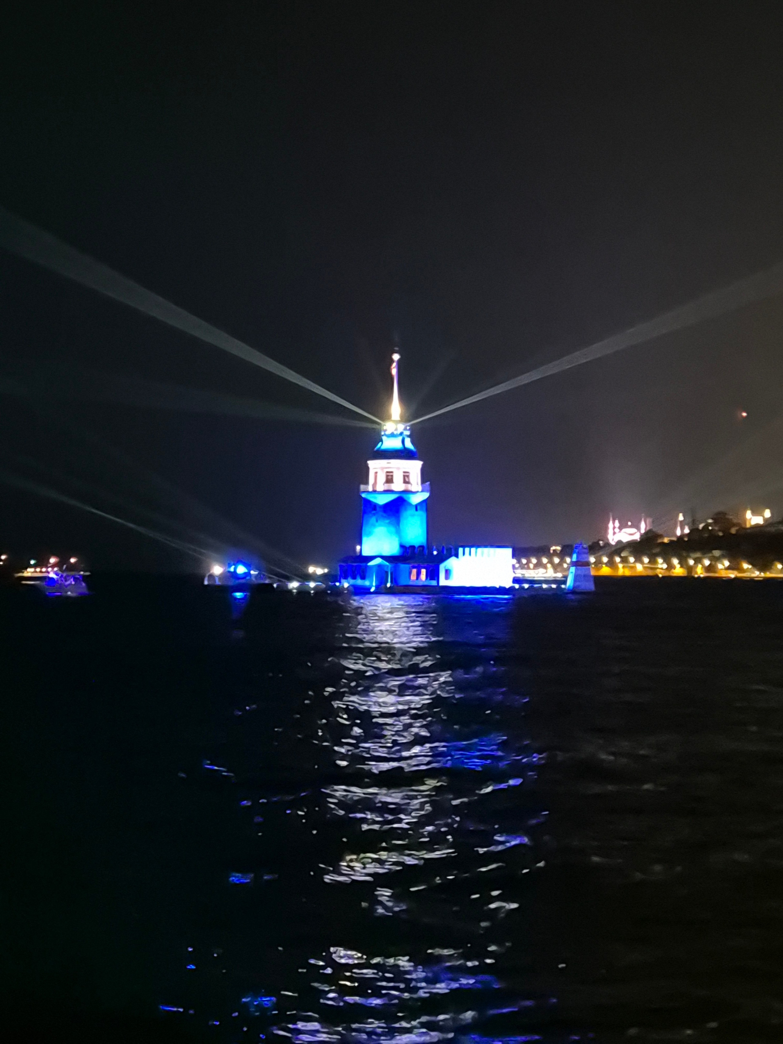 В этот раз опаздывали минут на 15, но оказалось, что пришли вовремя. Не могу сказать, что захватывающее зрелище, но красиво. Интересная находка - соединение лучиков с Галатской башни и Девичей через Босфор