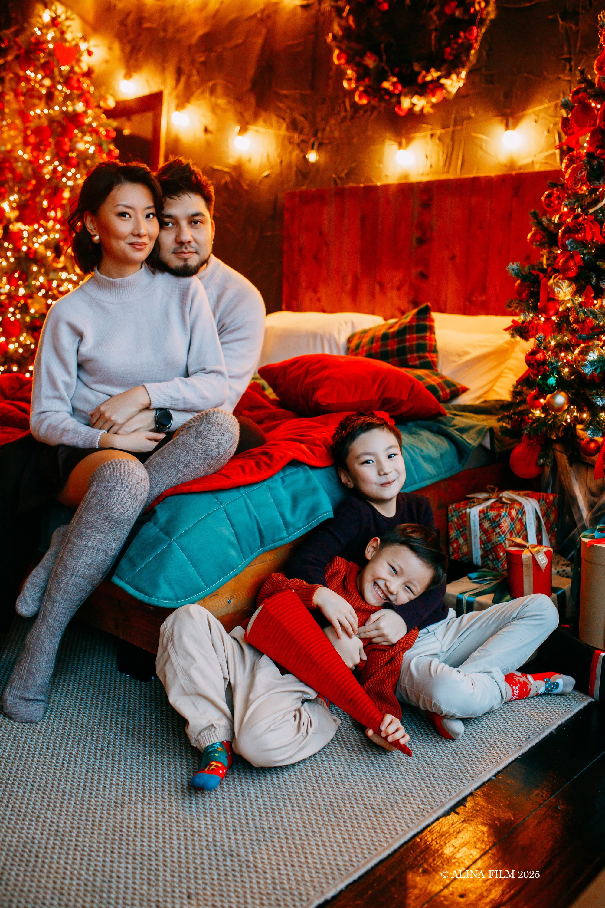 Новогодняя семейная фотосессия в темном зале. Фотограф в Санкт-Петербурге Alina Film