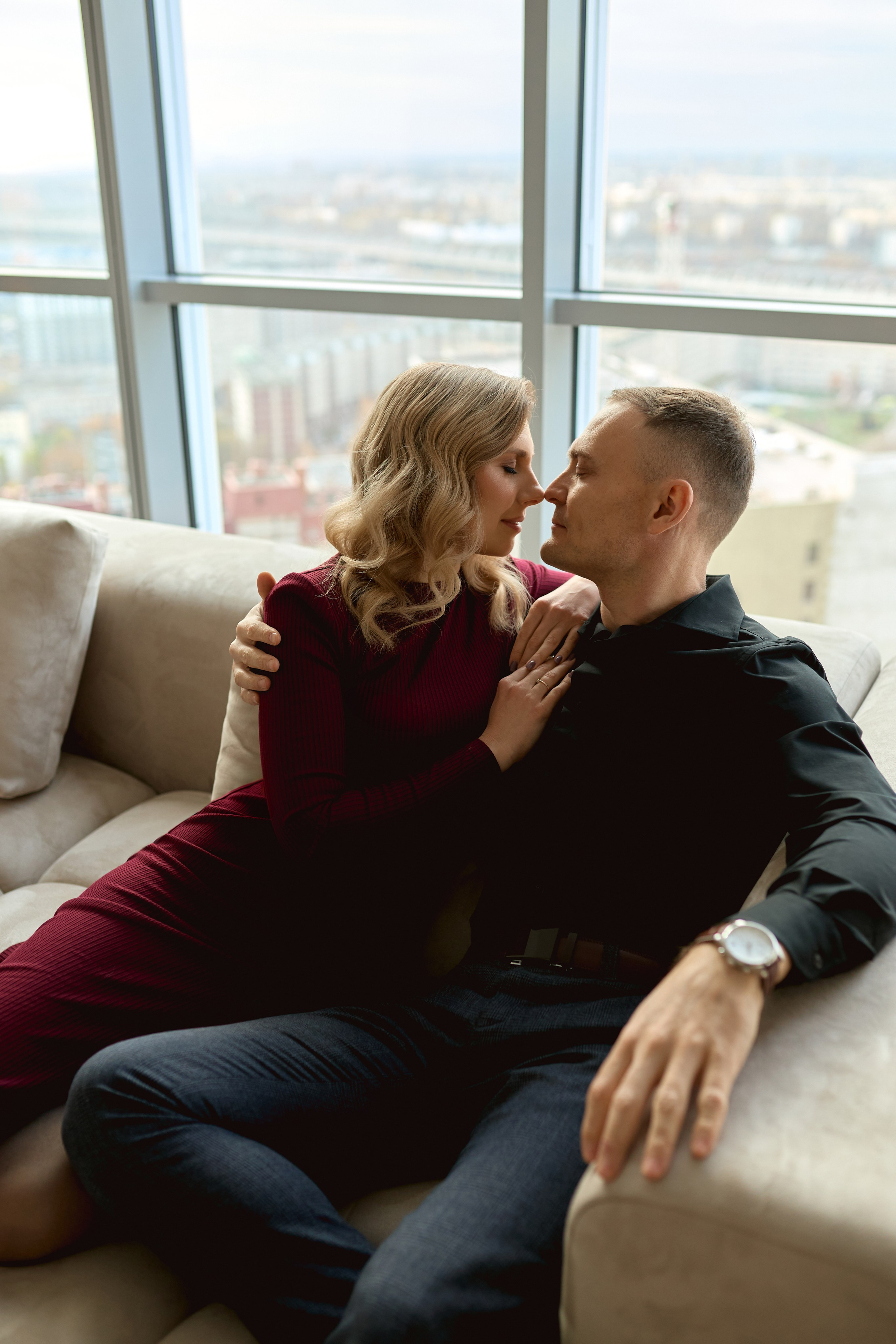 Парная фотосессия в студии с панорамными окнами. Сестры Карабаза. Фотографы и ретушеры в Москве и Санкт-Петербурге