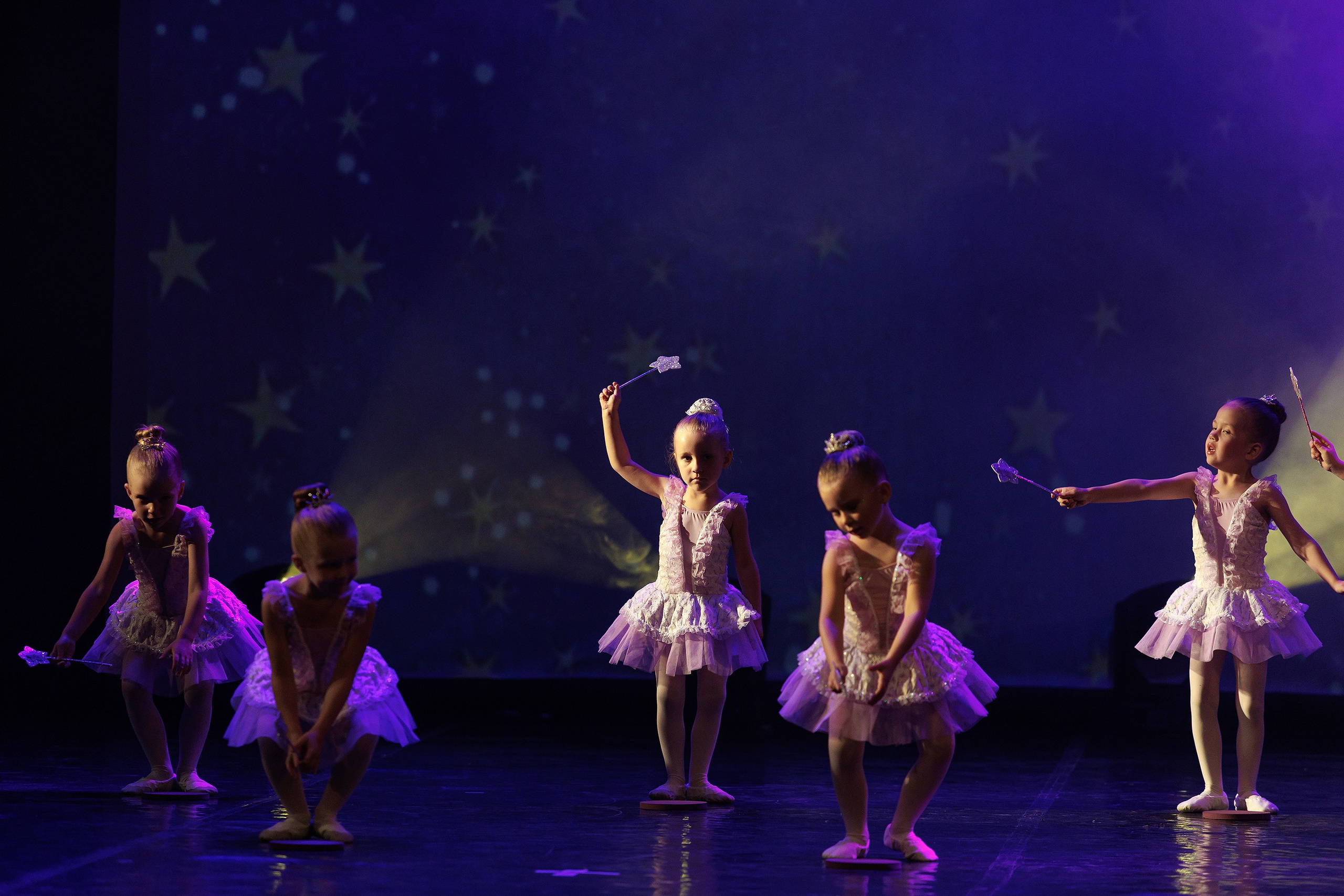 Репортажная фотосъемка отчетного концерта студии танцвев LilBallerine. Профессиональный фотограф в Новосибирске