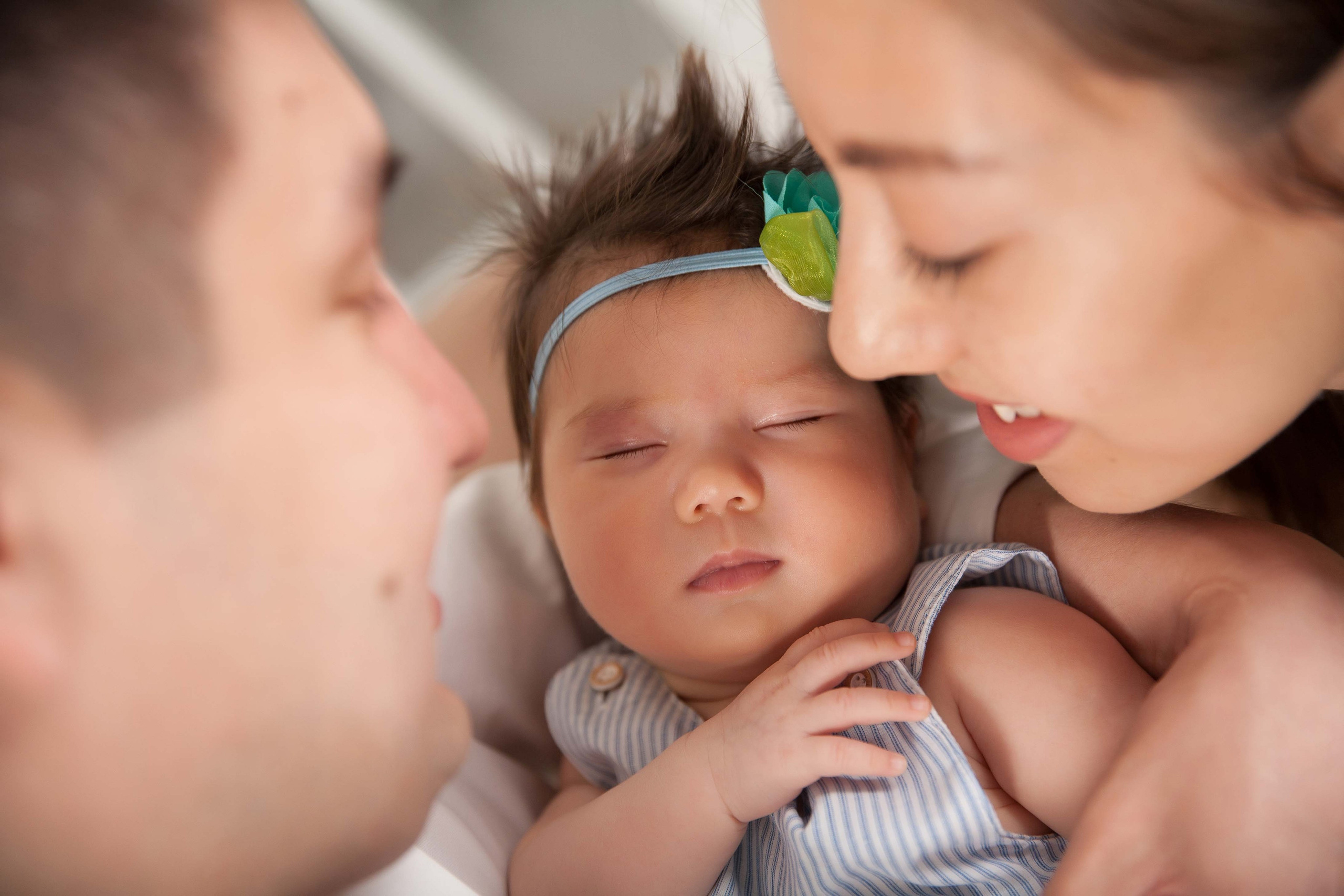 Newborn Алматы, фотосессия новорожденных и младенцев с родителями. Фотостудия Алматы. Семейная и детская фотостудия Family studio.Фотограф Алматы
