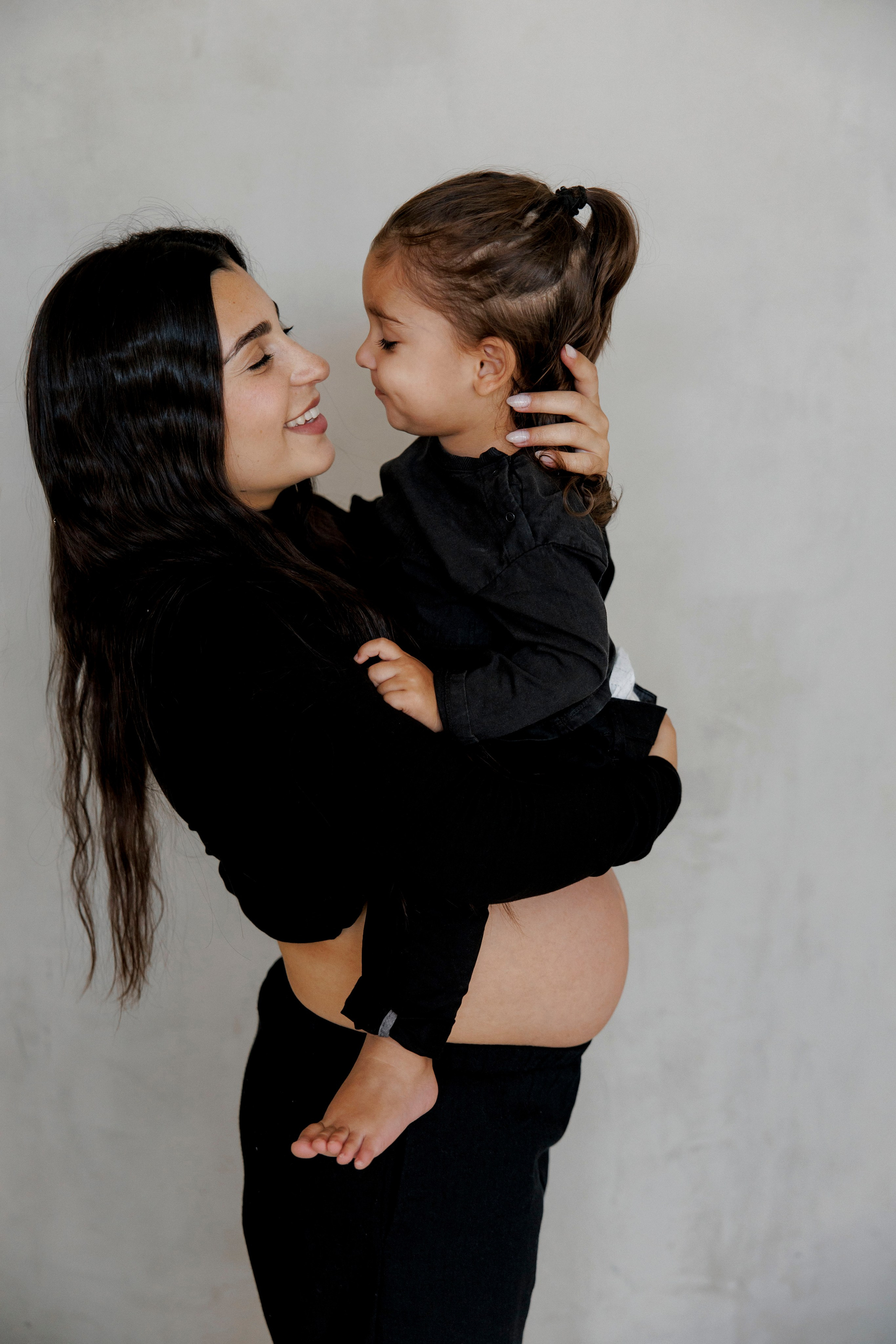 Pregnancy photoshoot inside the Grey Studio. Главная