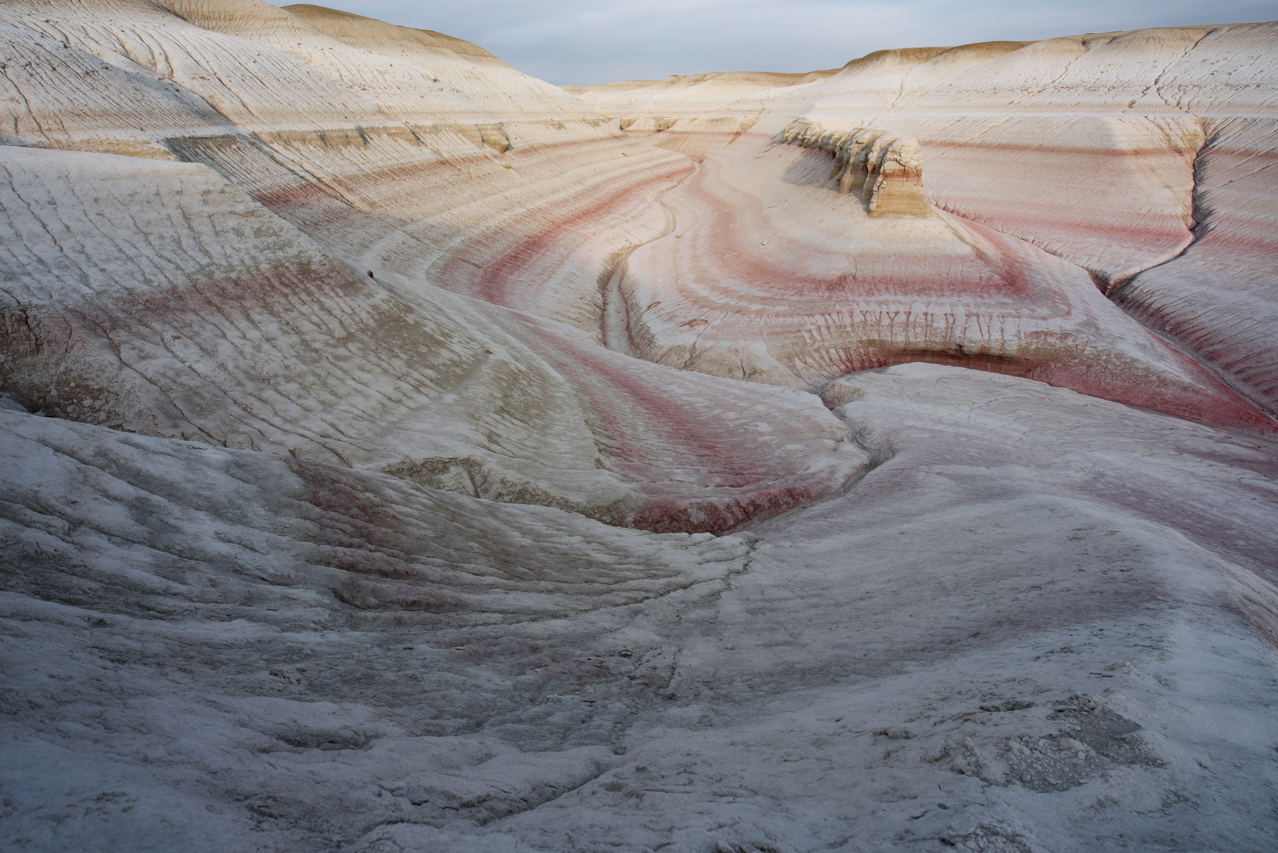 Холмы с трещинами, похожие на Тирамису, на рассвете 