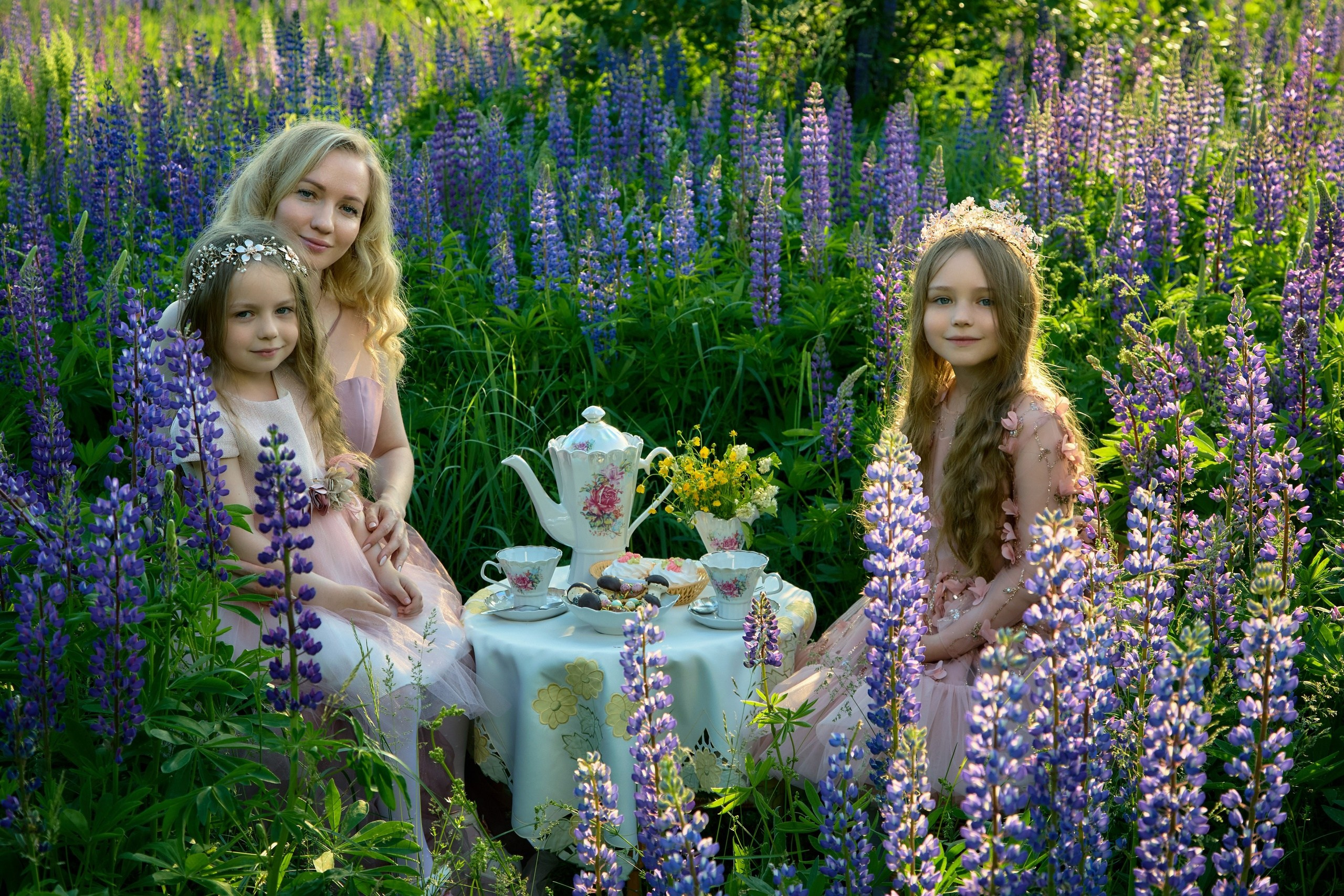 Семейная костюмированная фотосессия в люпинах. Владимир Суздалов (ProMaXe) — Портретный фотограф, тематические фотосессии в Чебоксарах