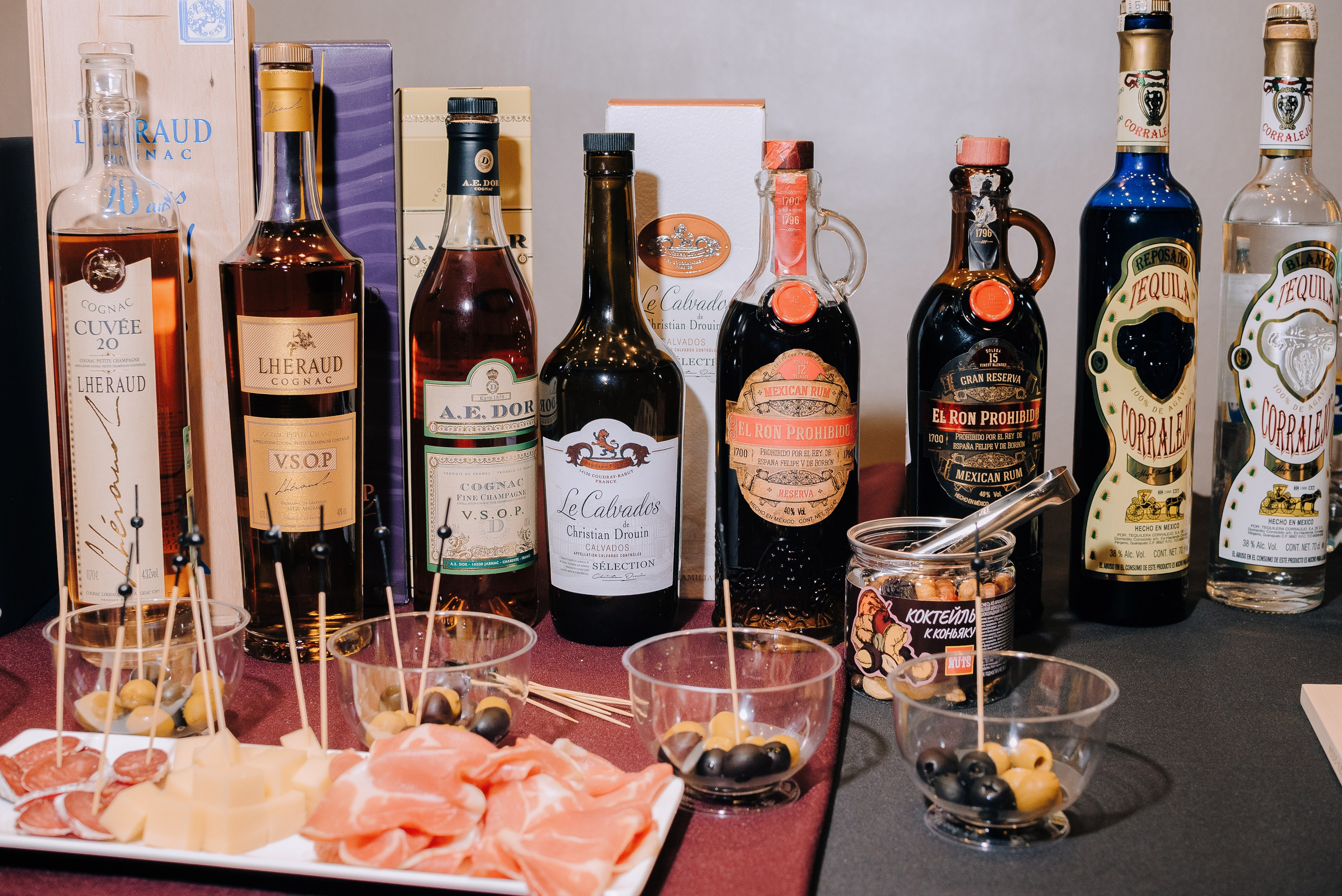 ФЕСТИВАЛЬ ВИНА И КРЕПКИХ НАПИТКОВ МАВТ-ВИНОТЕКА. Репортажный фотограф Зуев Роман г. Челябинск