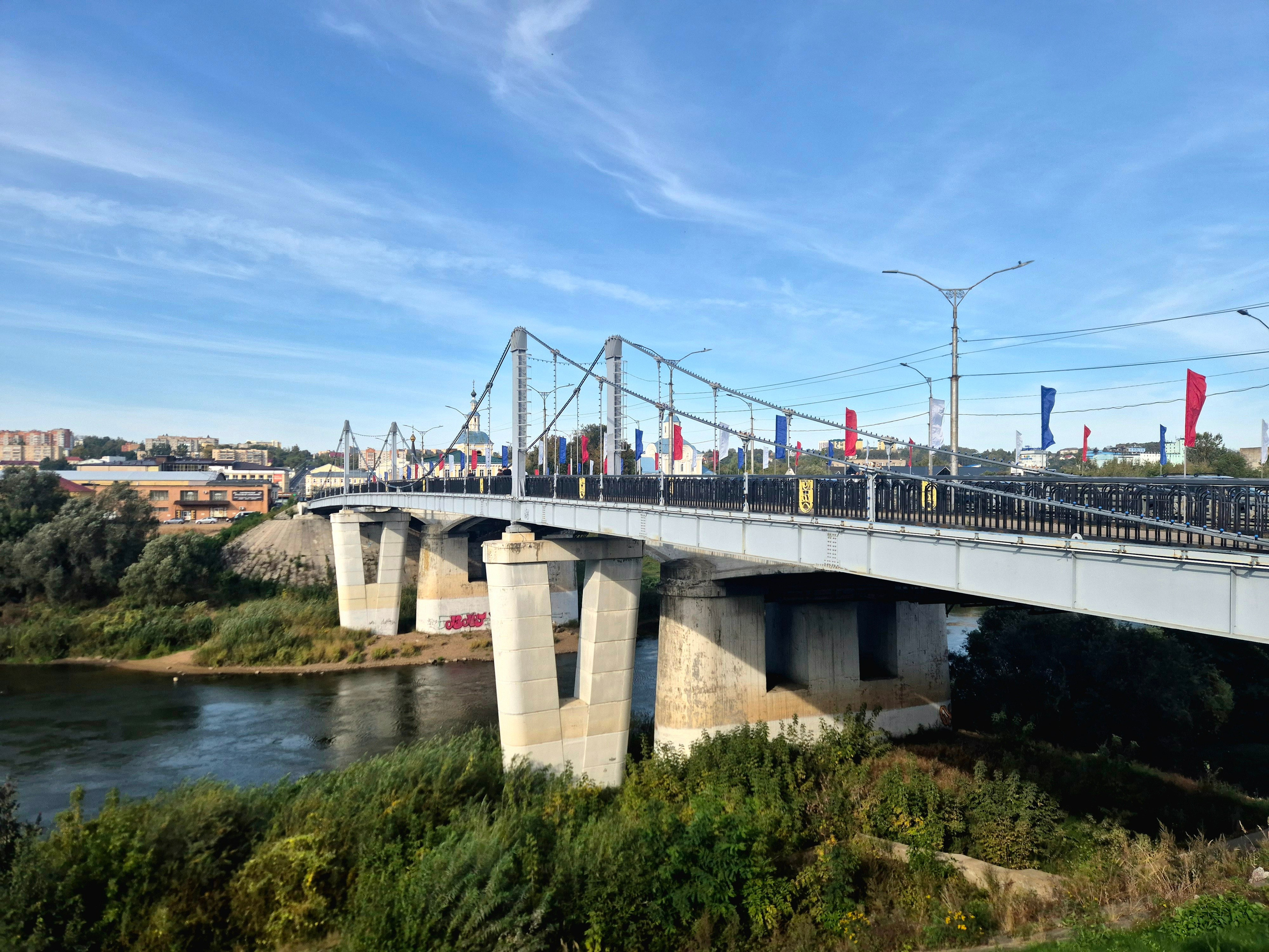 Успенский мост построен в 1944 г. на месте взорванного в 1941 г. отступающими советскими войсками Железного моста