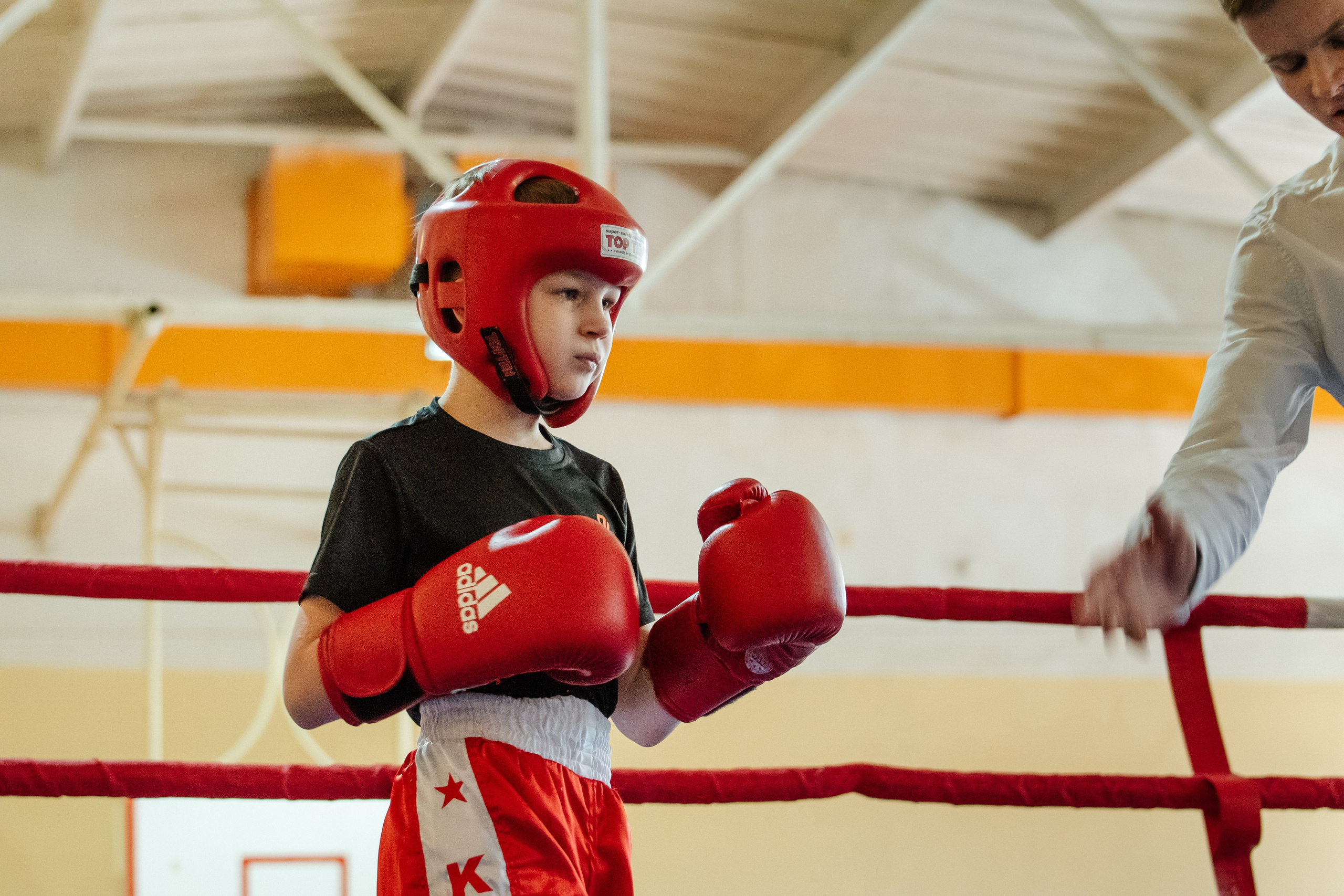 Мальчик на ринге готов к бою