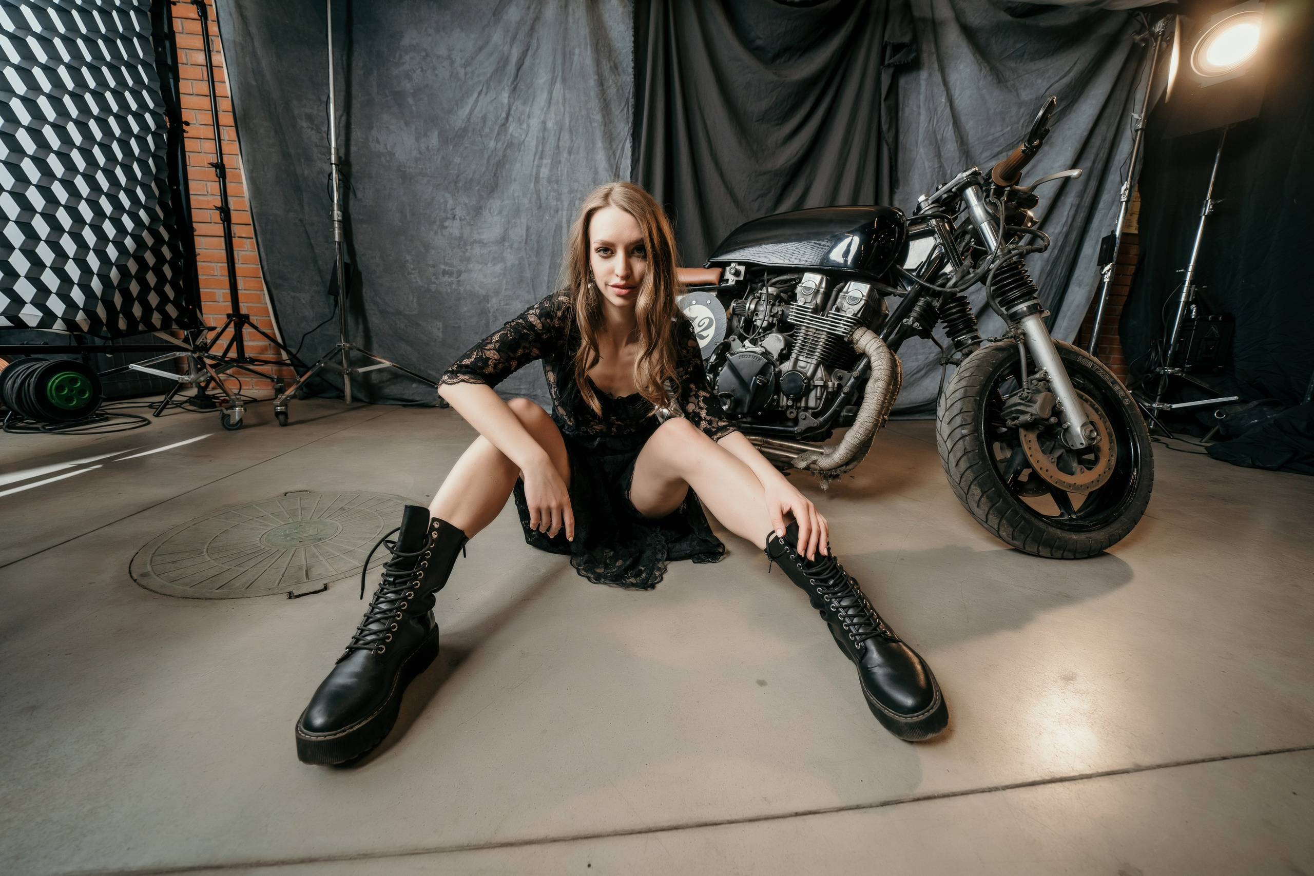 Девушки-байкеры — Фотосессия с мотоциклом в Питере. Свадебный, семейный, портретный, репортажный фотограф в Санкт-Петербурге