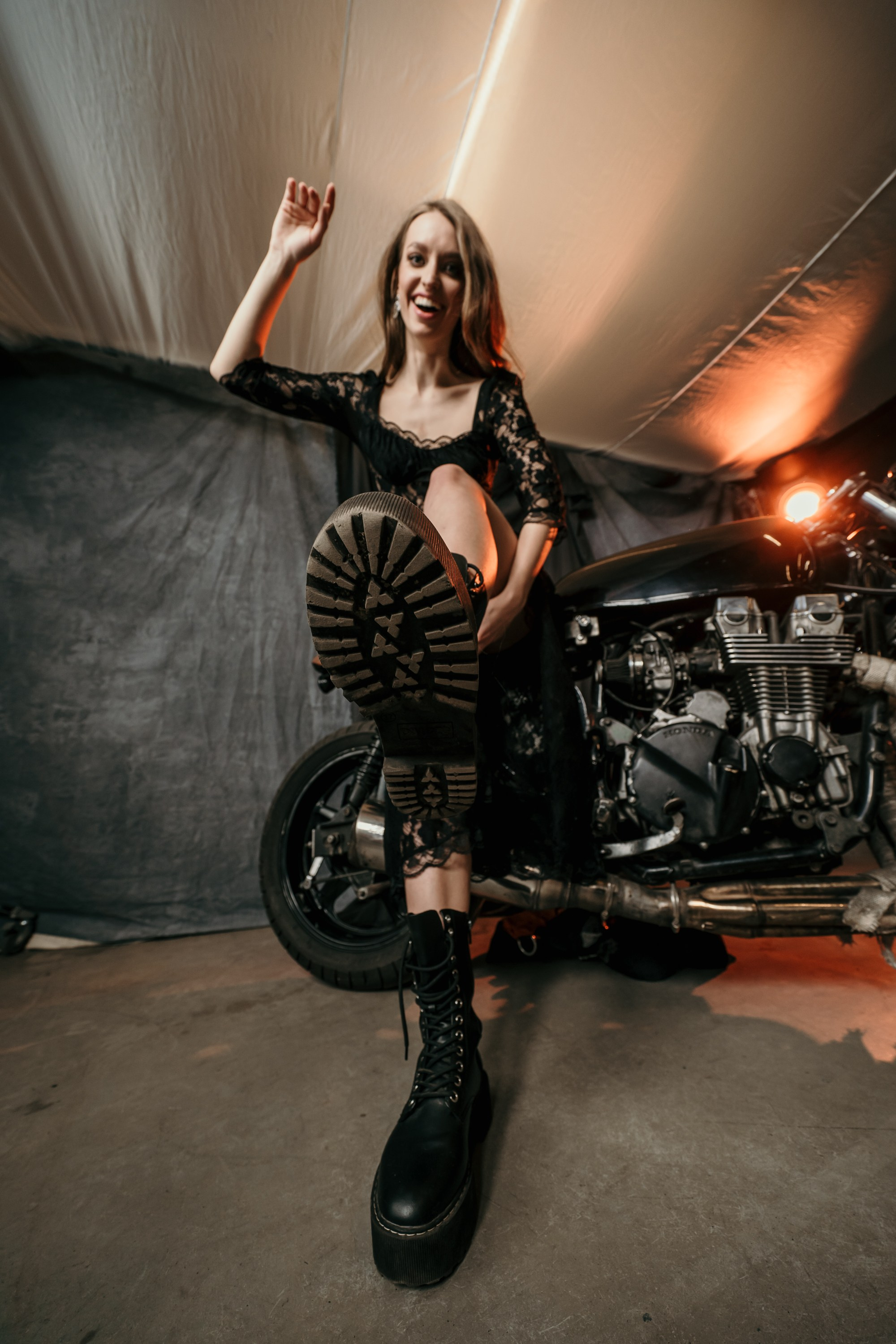 Девушки-байкеры — Фотосессия с мотоциклом в Питере. Свадебный, семейный, портретный, репортажный фотограф в Санкт-Петербурге