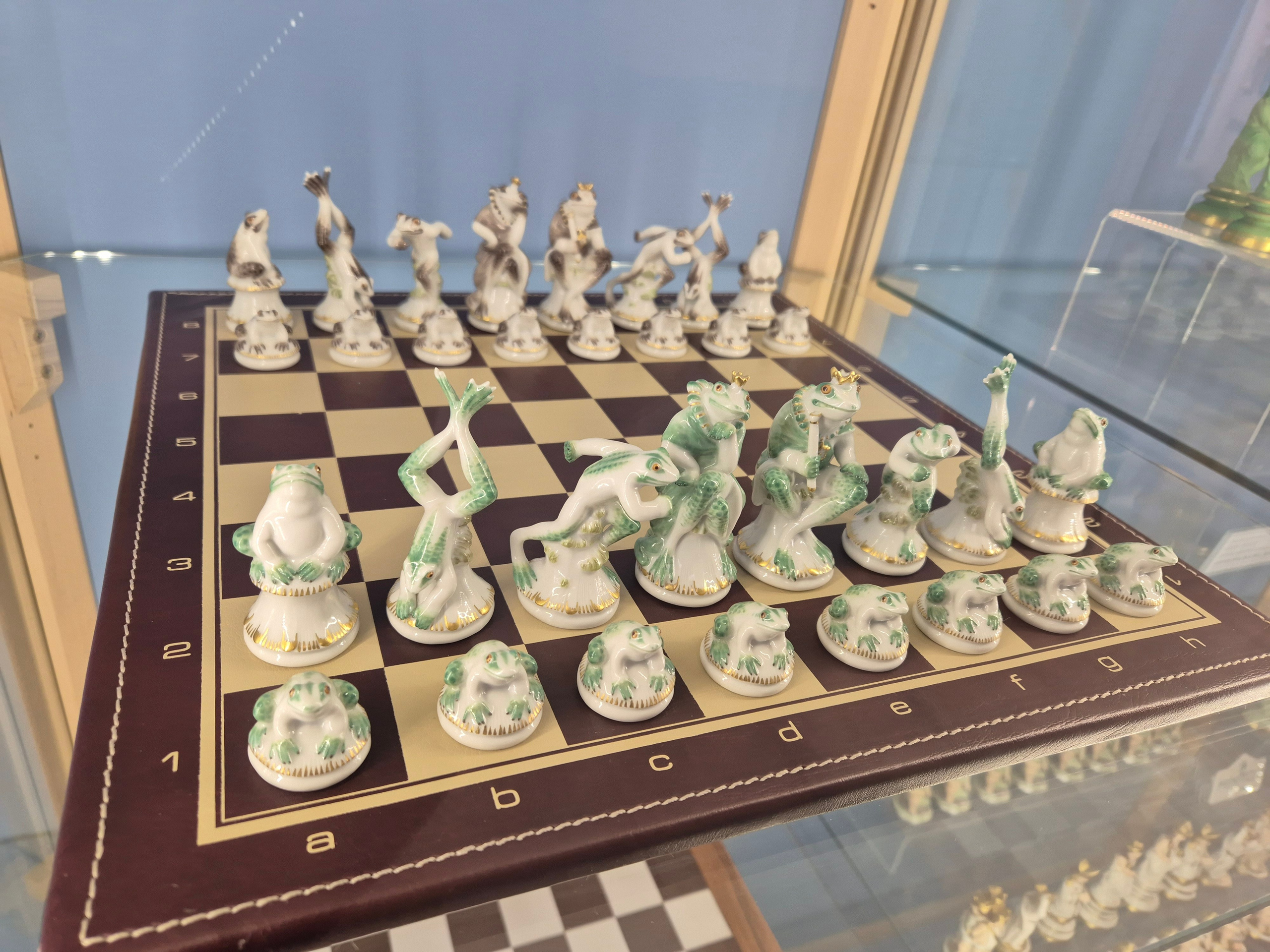 Напротив сада нашли чудесный музей шахмат и фарфора. В нем собрана огромная коллекция фарфоровых изделий и шахмат