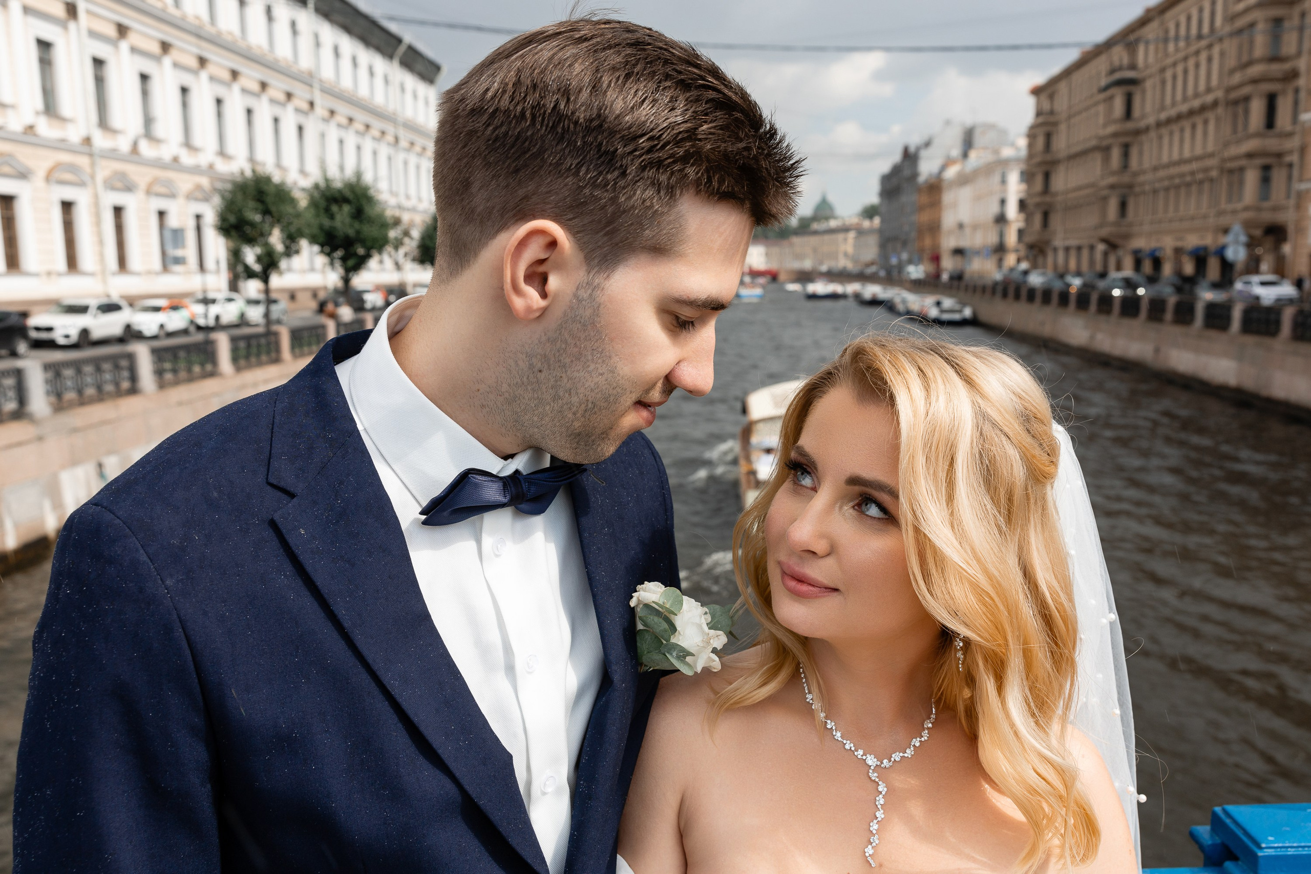 Жених и невеста на Синем мосту с видом на реку Мойка
