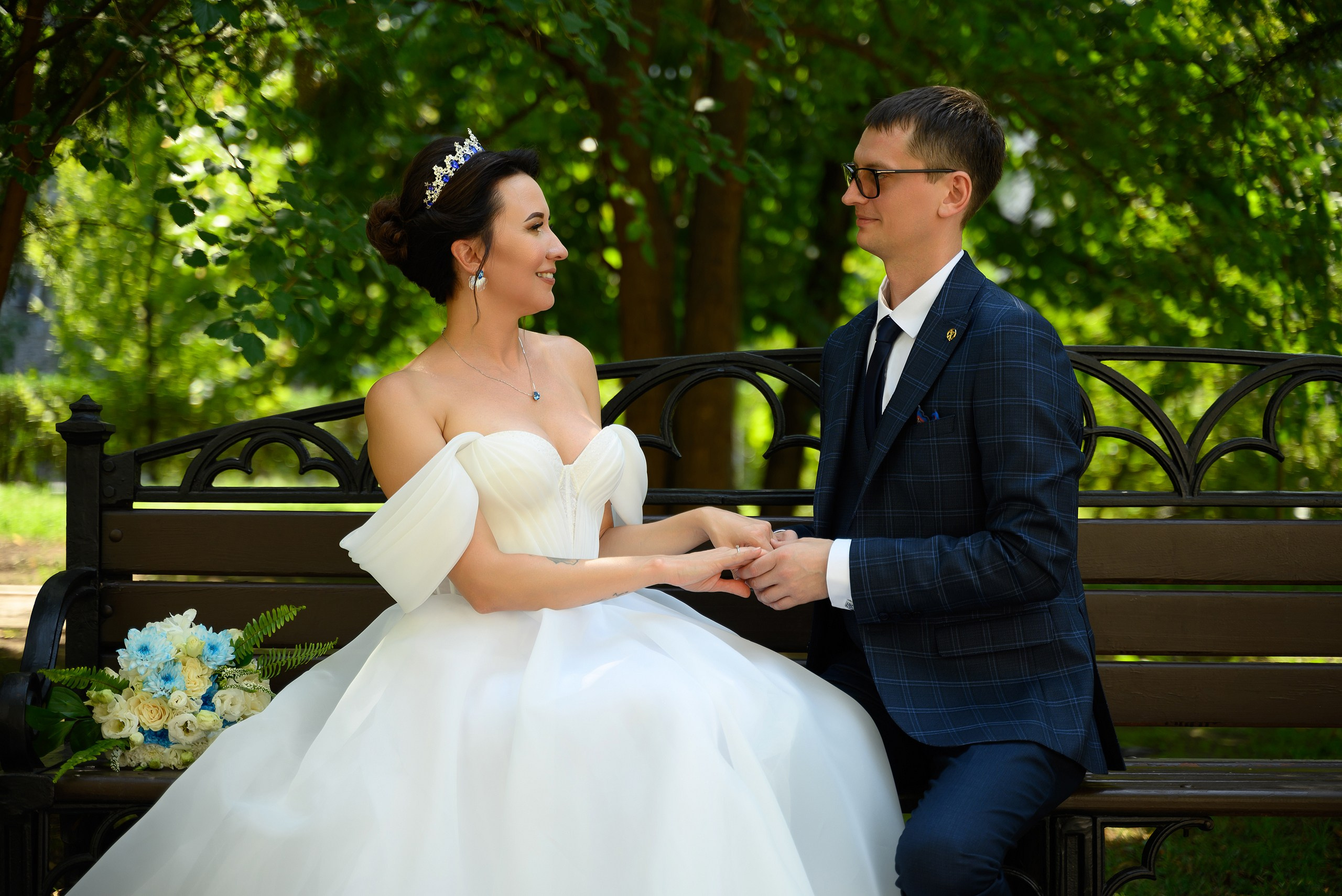 Жених и невеста на лавочеке, свадебная фотосессия в Краснодаре.
