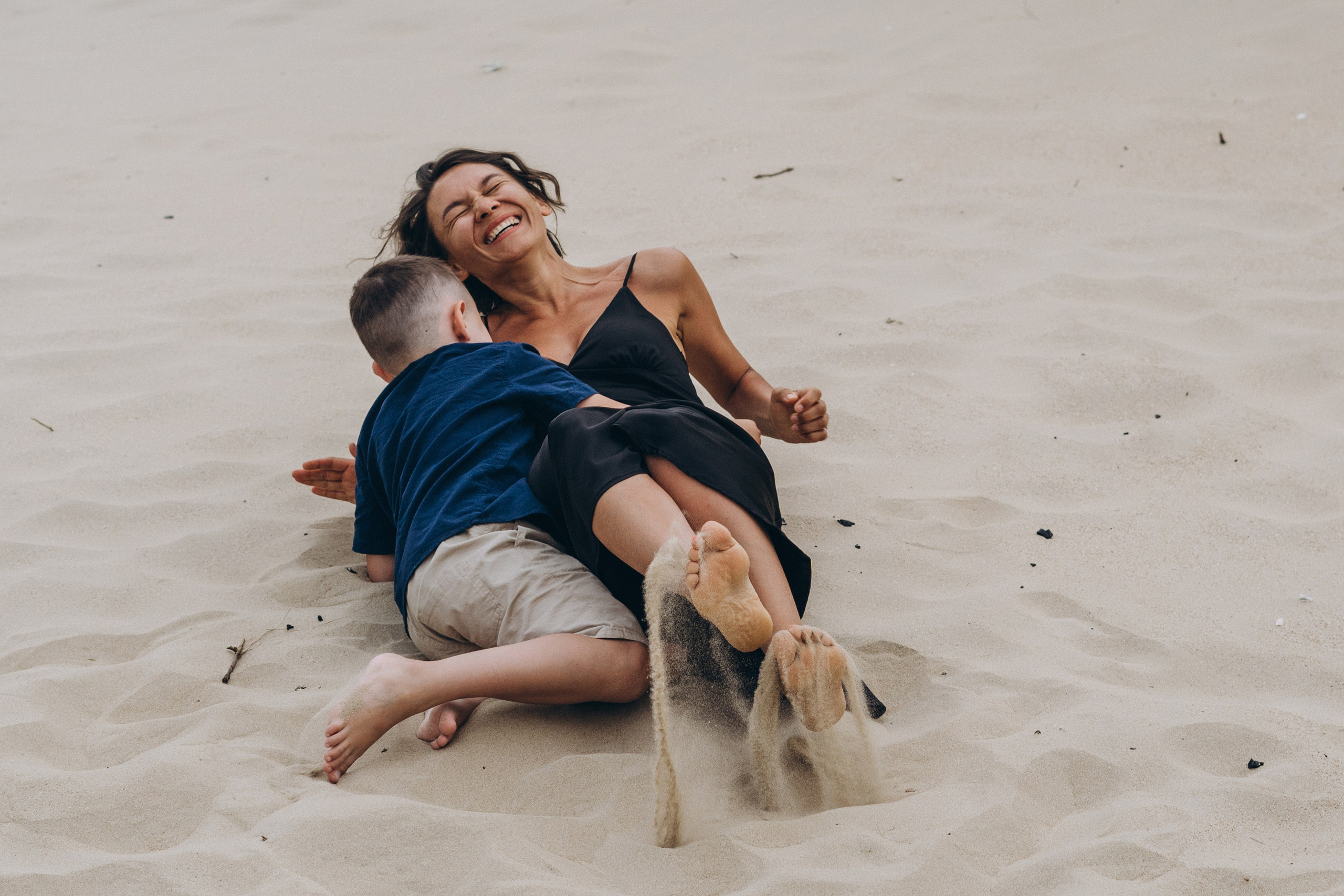 Семейные кадры в Новороссийске – папа качает ребенка на плечах у волн, фотограф Новороссийск